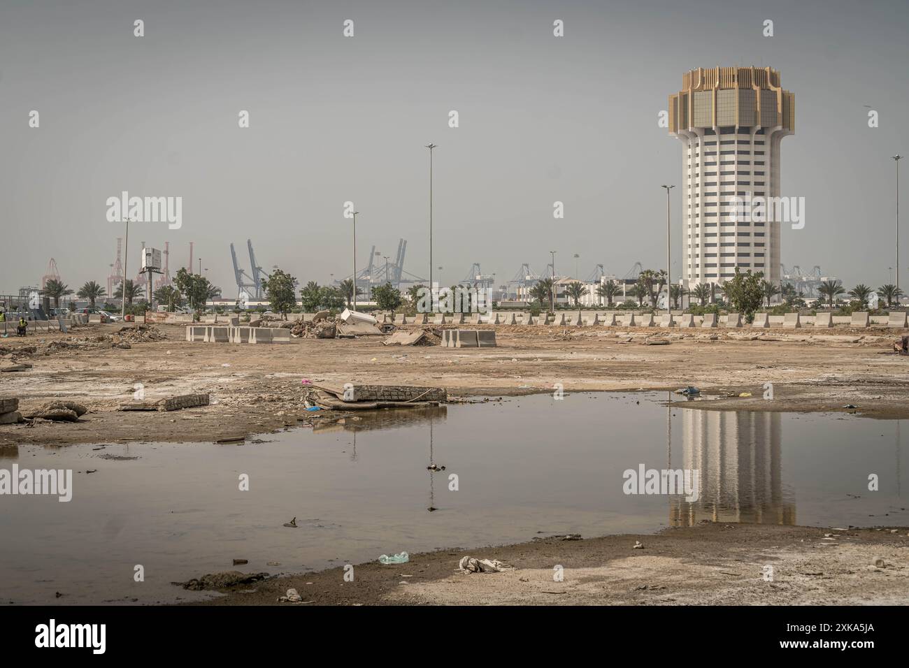 La construction du port islamique de Djeddah et des grues portuaires se reflétait dans la flaque d'eau de la jonque de Djeddah, la grande ville d'Arabie saoudite. Banque D'Images
