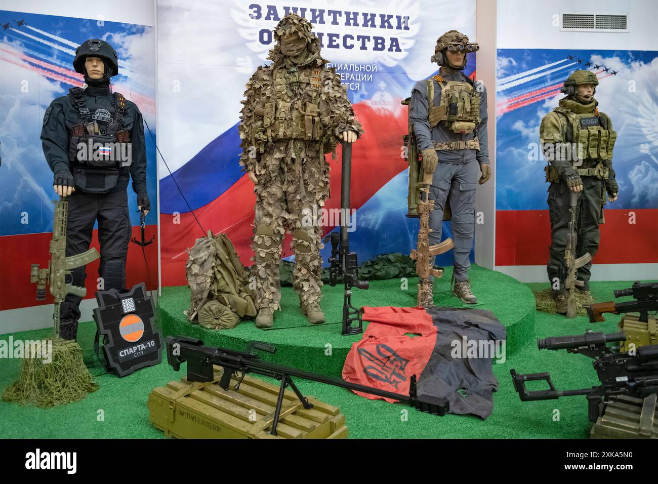 TOULA, RUSSIE - 14 JUILLET 2024 : échantillons d'uniformes modernes pour les soldats des forces spéciales russes. Les défenseurs d'exposition de la Patrie. Musée de l'arme Banque D'Images