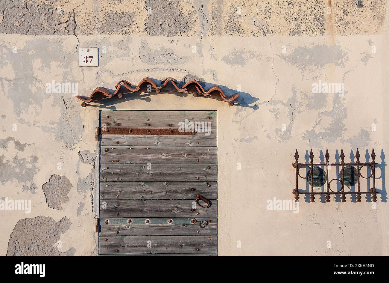 Porte en bois rustique à Alghero, Sardaigne Banque D'Images