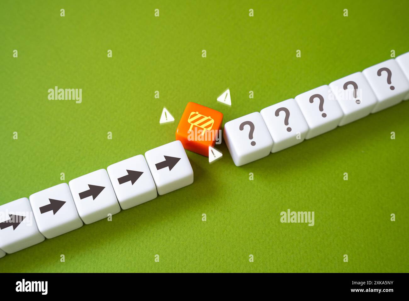 Obstacle bloquant le chemin. Préoccupations et problèmes. Affrontez les problèmes et les défis. Retards et difficultés. Banque D'Images