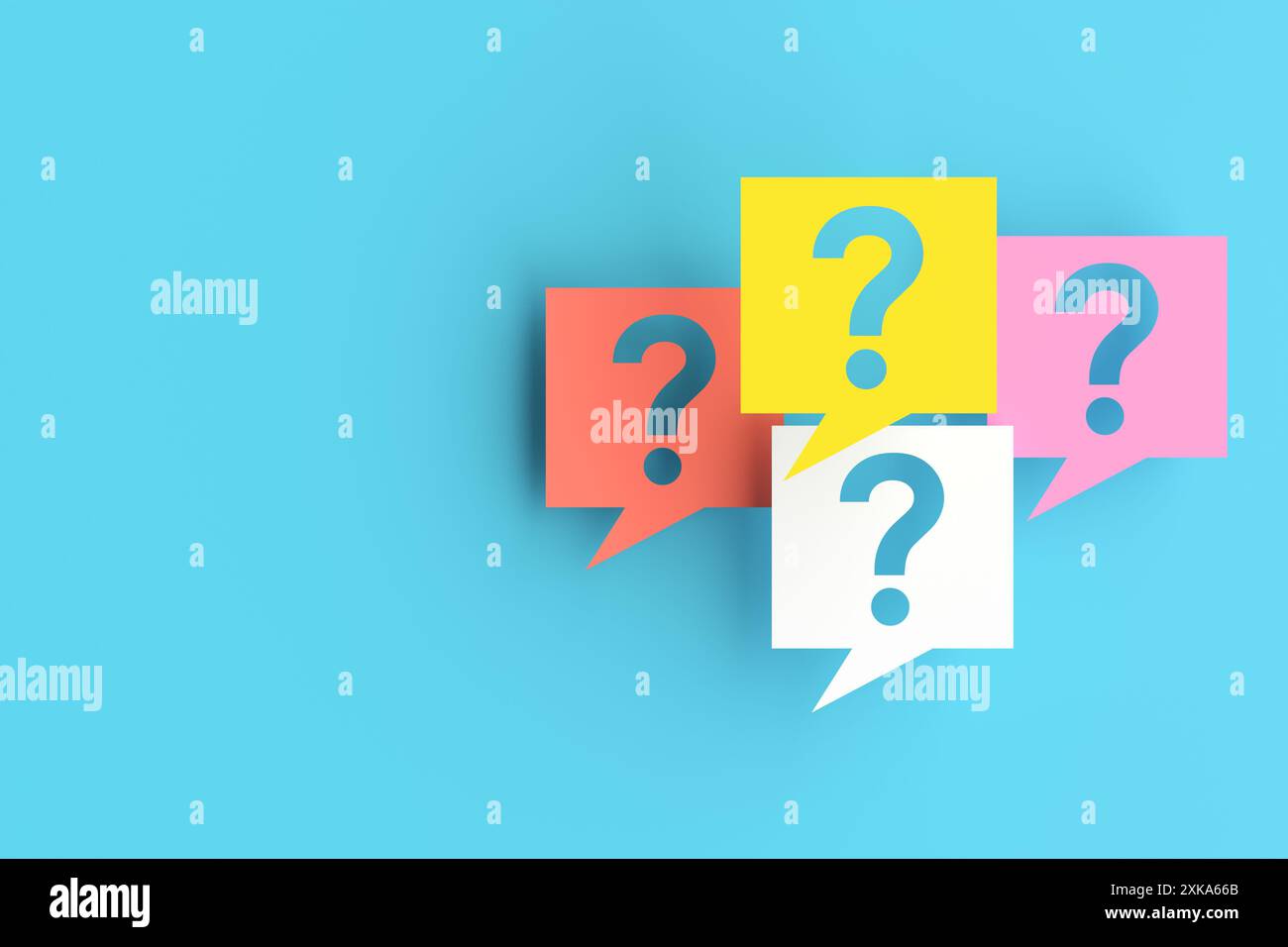 Communication, résolution de problèmes et FAQ Foire aux questions. Quatre papiers-notes colorés en forme de bulle de discours contenant des points d'interrogation sont floa Banque D'Images