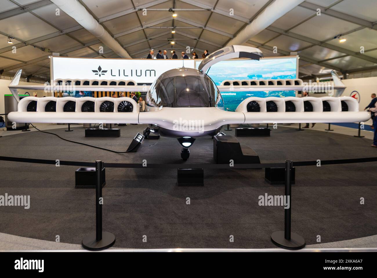 Aéroport de Farnborough, Hampshire, Royaume-Uni. 22 juillet 2024. Les entreprises militaires et de l’aviation civile du monde se sont réunies pour présenter et visionner les dernières technologies aérospatiales. Lilium Jet, transport électrique par jet eVTOL affiché dans les couloirs Banque D'Images