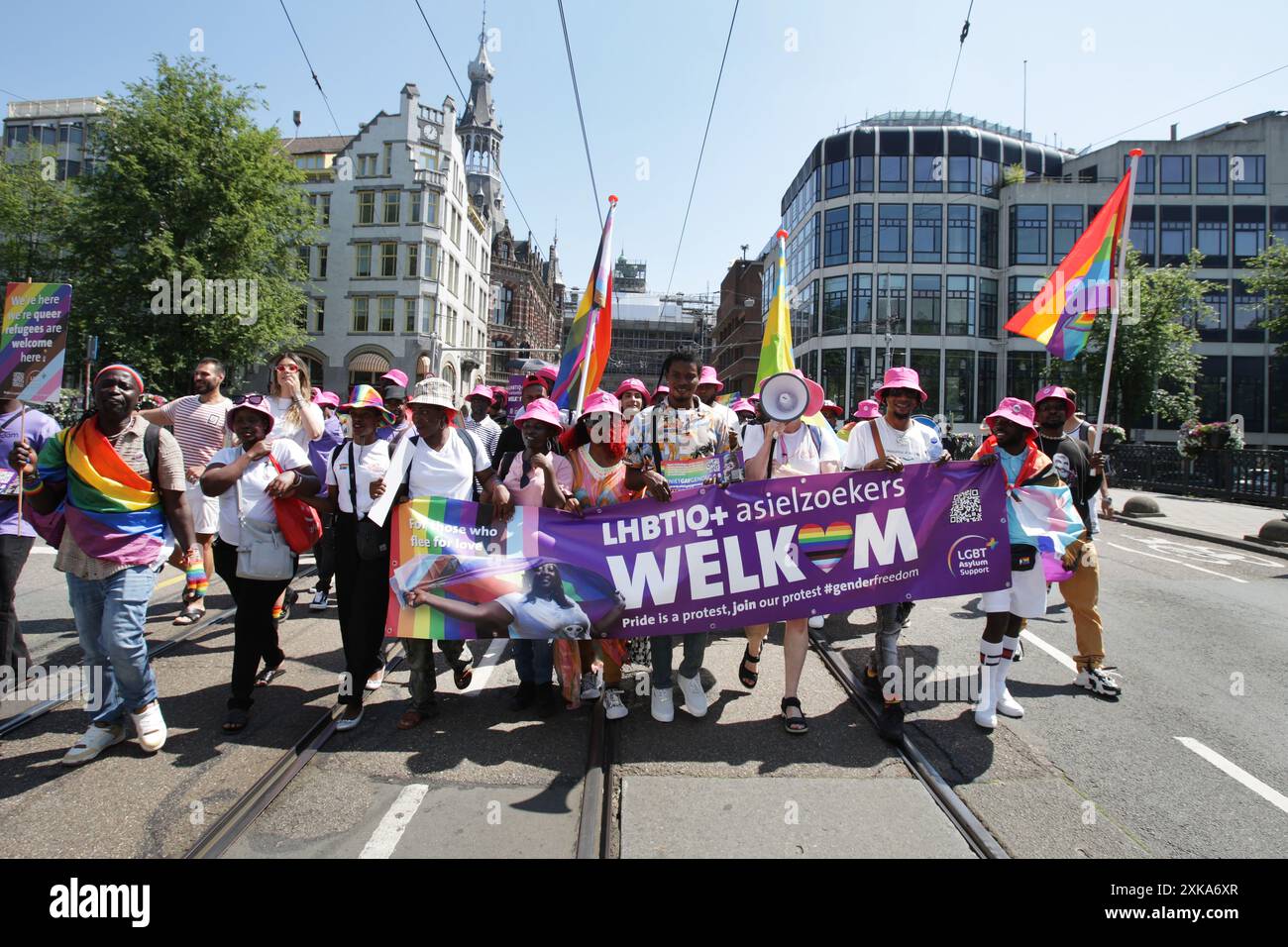 Des militants et sympathisants LGBTQ+ prennent part à la manifestation Pride Walk le 20 juillet 2024 à Amsterdam, aux pays-Bas. La communauté LGBTQ+ et les supporters pro Banque D'Images