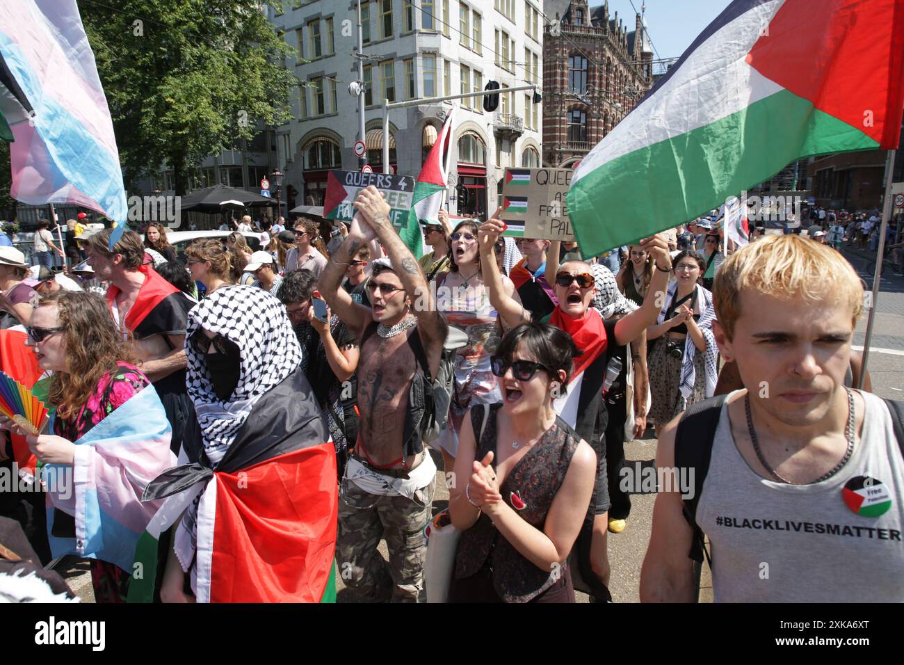 Des militants et sympathisants LGBTQ+ prennent part à la manifestation Pride Walk le 20 juillet 2024 à Amsterdam, aux pays-Bas. La communauté LGBTQ+ et les supporters pro Banque D'Images