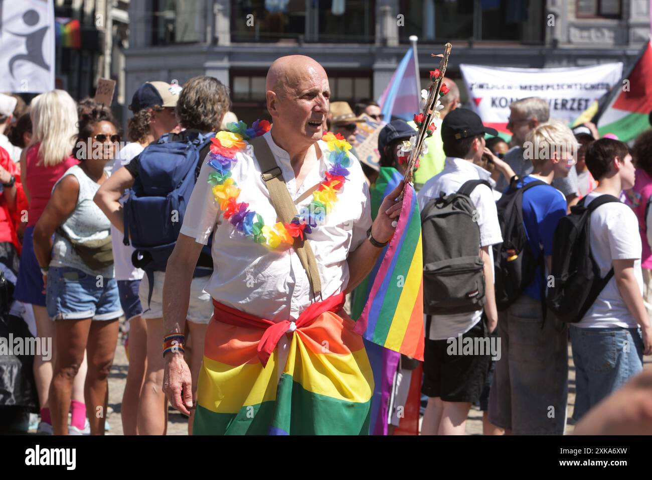 Des militants et sympathisants LGBTQ+ prennent part à la manifestation Pride Walk le 20 juillet 2024 à Amsterdam, aux pays-Bas. La communauté LGBTQ+ et les supporters pro Banque D'Images