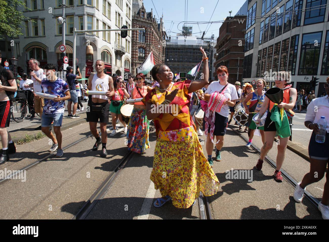 Des militants et sympathisants LGBTQ+ prennent part à la manifestation Pride Walk le 20 juillet 2024 à Amsterdam, aux pays-Bas. La communauté LGBTQ+ et les supporters pro Banque D'Images