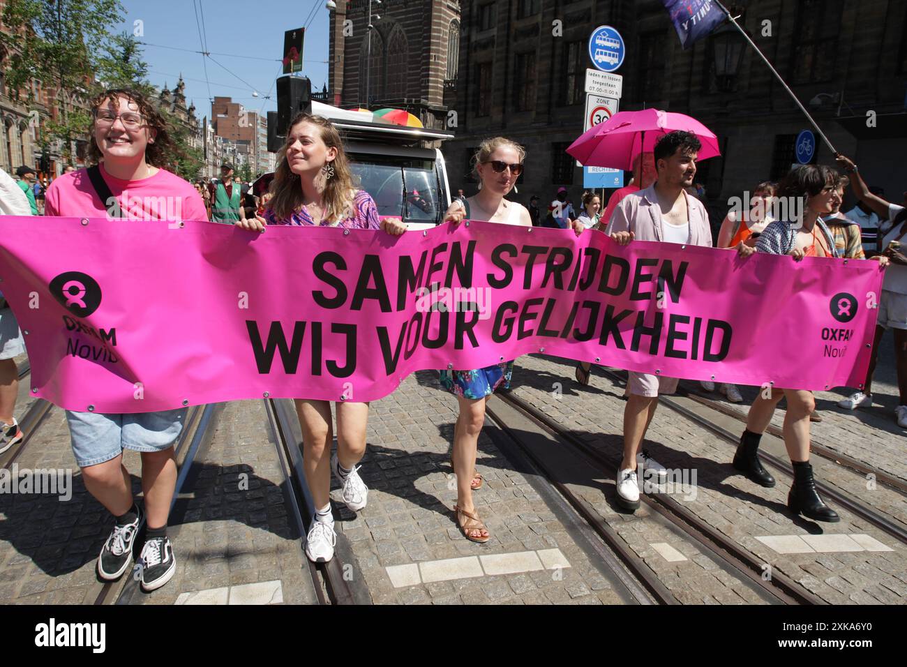 Des militants et sympathisants LGBTQ+ prennent part à la manifestation Pride Walk le 20 juillet 2024 à Amsterdam, aux pays-Bas. La communauté LGBTQ+ et les supporters pro Banque D'Images