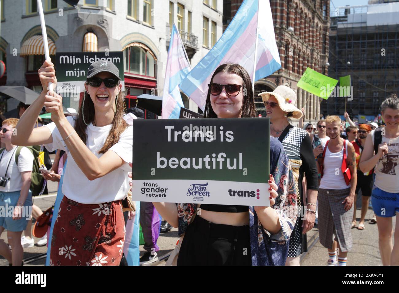 Des militants et sympathisants LGBTQ+ prennent part à la manifestation Pride Walk le 20 juillet 2024 à Amsterdam, aux pays-Bas. La communauté LGBTQ+ et les supporters pro Banque D'Images