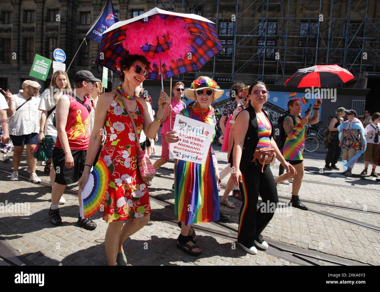 Des militants et sympathisants LGBTQ+ prennent part à la manifestation Pride Walk le 20 juillet 2024 à Amsterdam, aux pays-Bas. La communauté LGBTQ+ et les supporters pro Banque D'Images