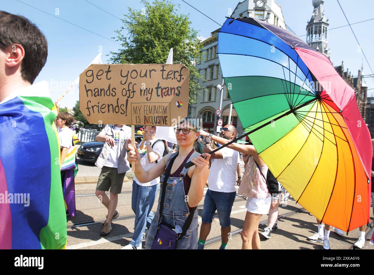 Des militants et sympathisants LGBTQ+ prennent part à la manifestation Pride Walk le 20 juillet 2024 à Amsterdam, aux pays-Bas. La communauté LGBTQ+ et les supporters pro Banque D'Images