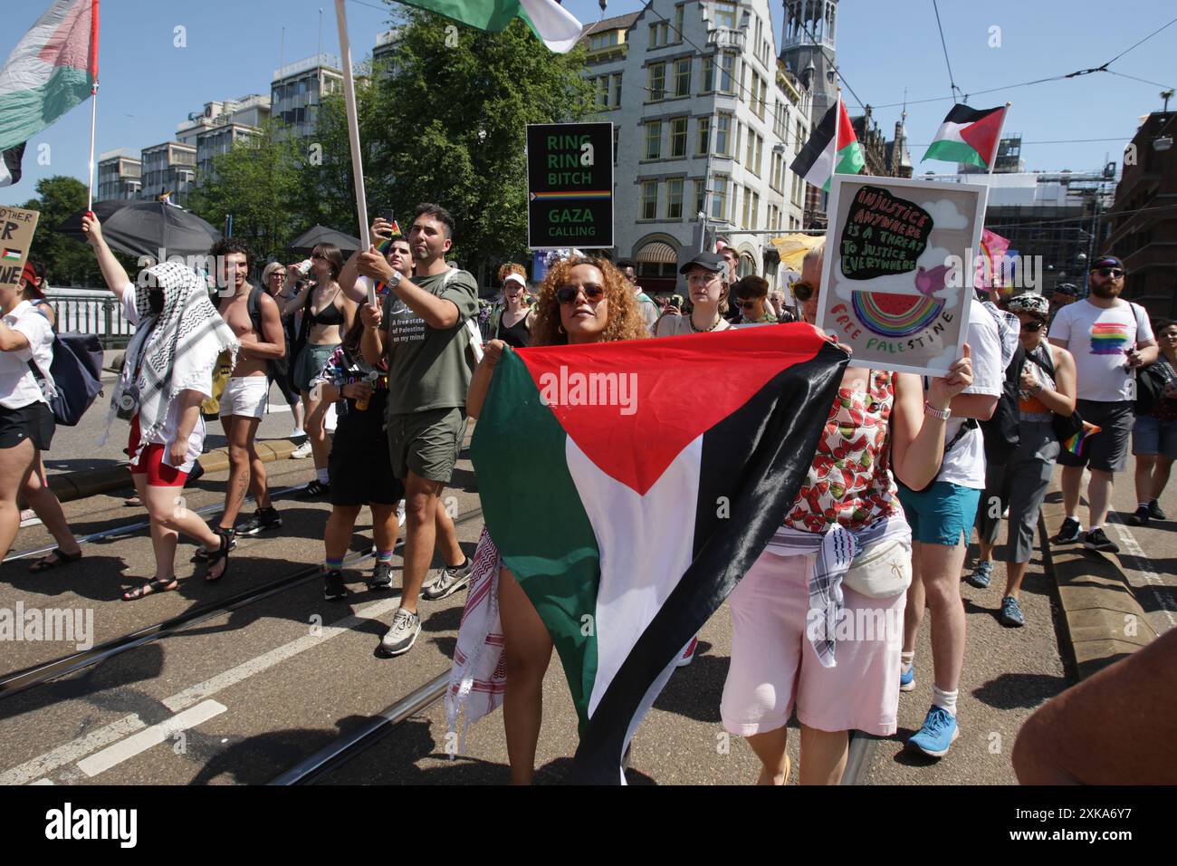 Des militants et sympathisants LGBTQ+ prennent part à la manifestation Pride Walk le 20 juillet 2024 à Amsterdam, aux pays-Bas. La communauté LGBTQ+ et les supporters pro Banque D'Images