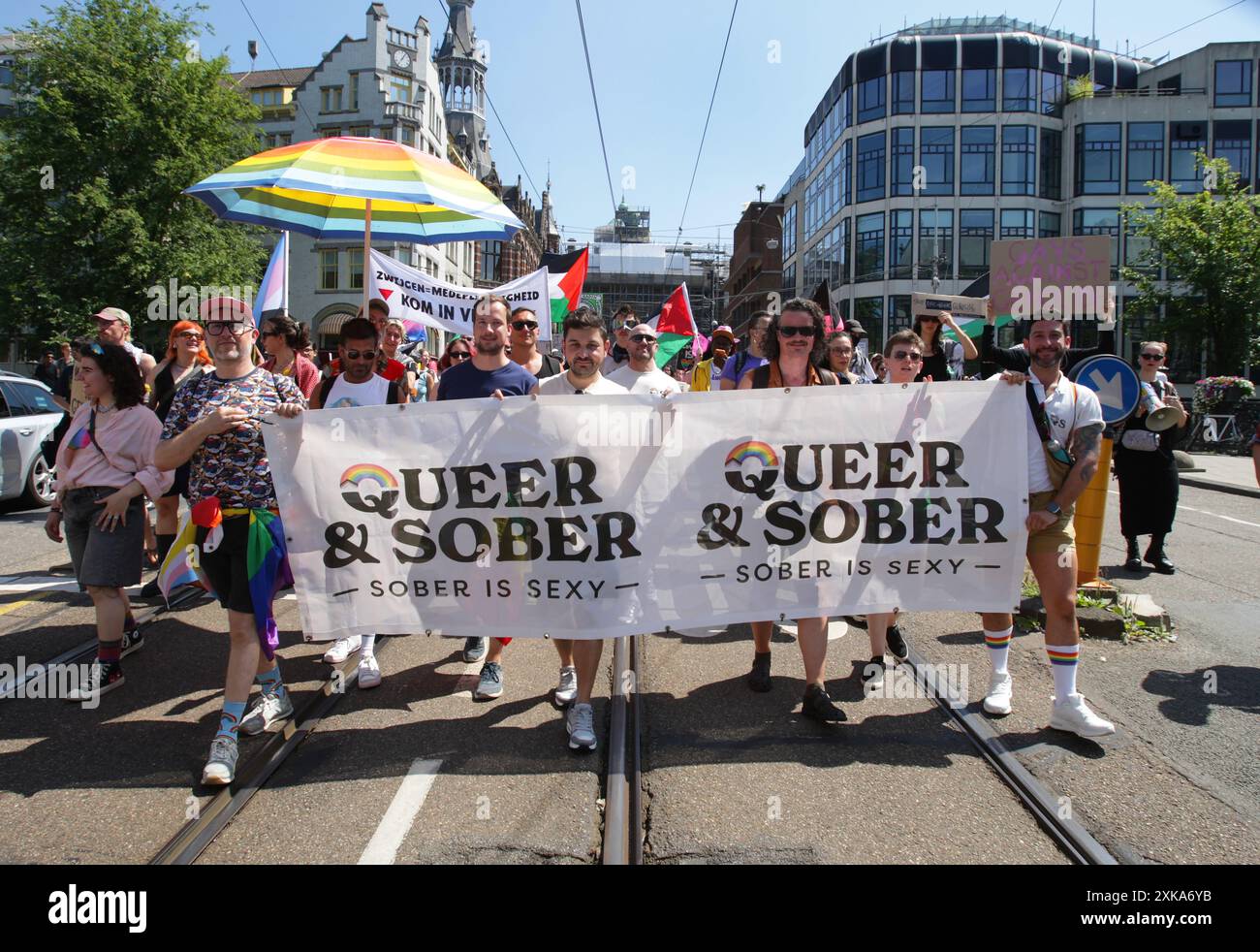 Des militants et sympathisants LGBTQ+ prennent part à la manifestation Pride Walk le 20 juillet 2024 à Amsterdam, aux pays-Bas. La communauté LGBTQ+ et les supporters pro Banque D'Images