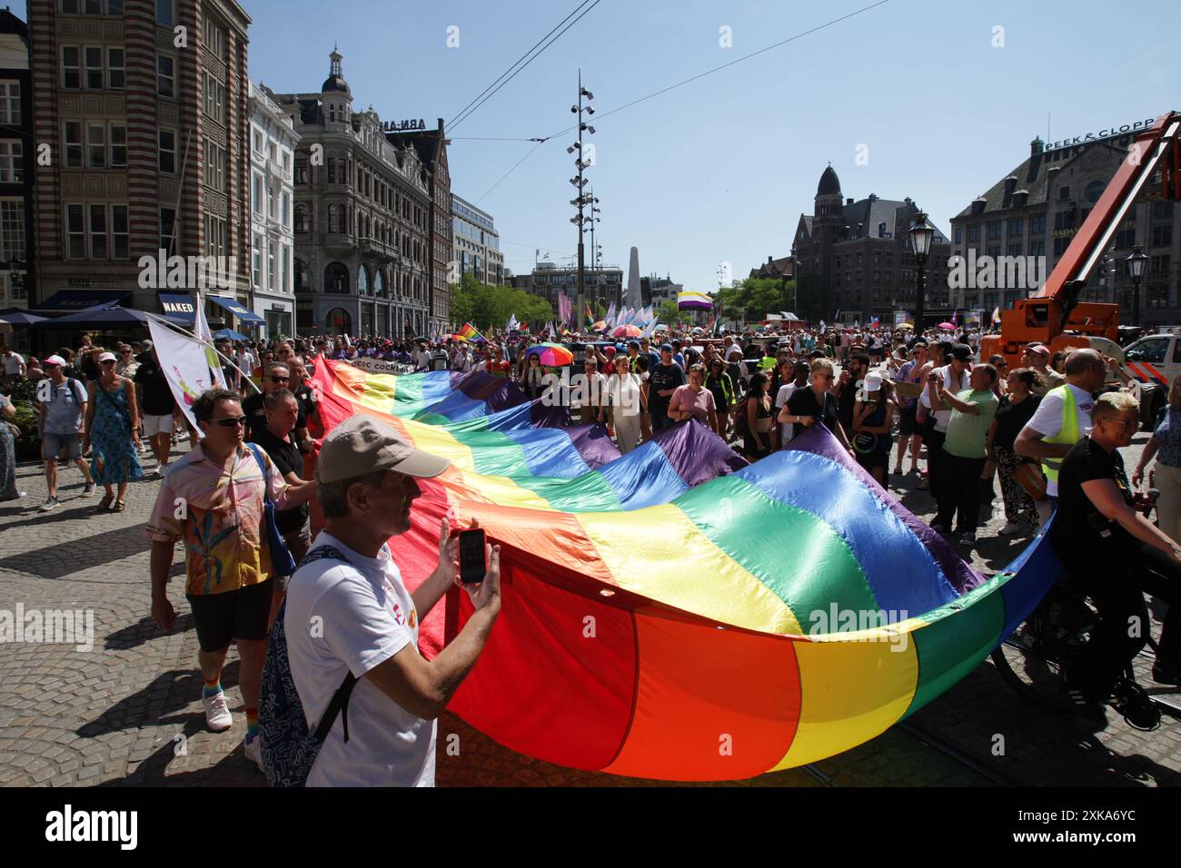 Des militants et sympathisants LGBTQ+ prennent part à la manifestation Pride Walk le 20 juillet 2024 à Amsterdam, aux pays-Bas. La communauté LGBTQ+ et les supporters pro Banque D'Images