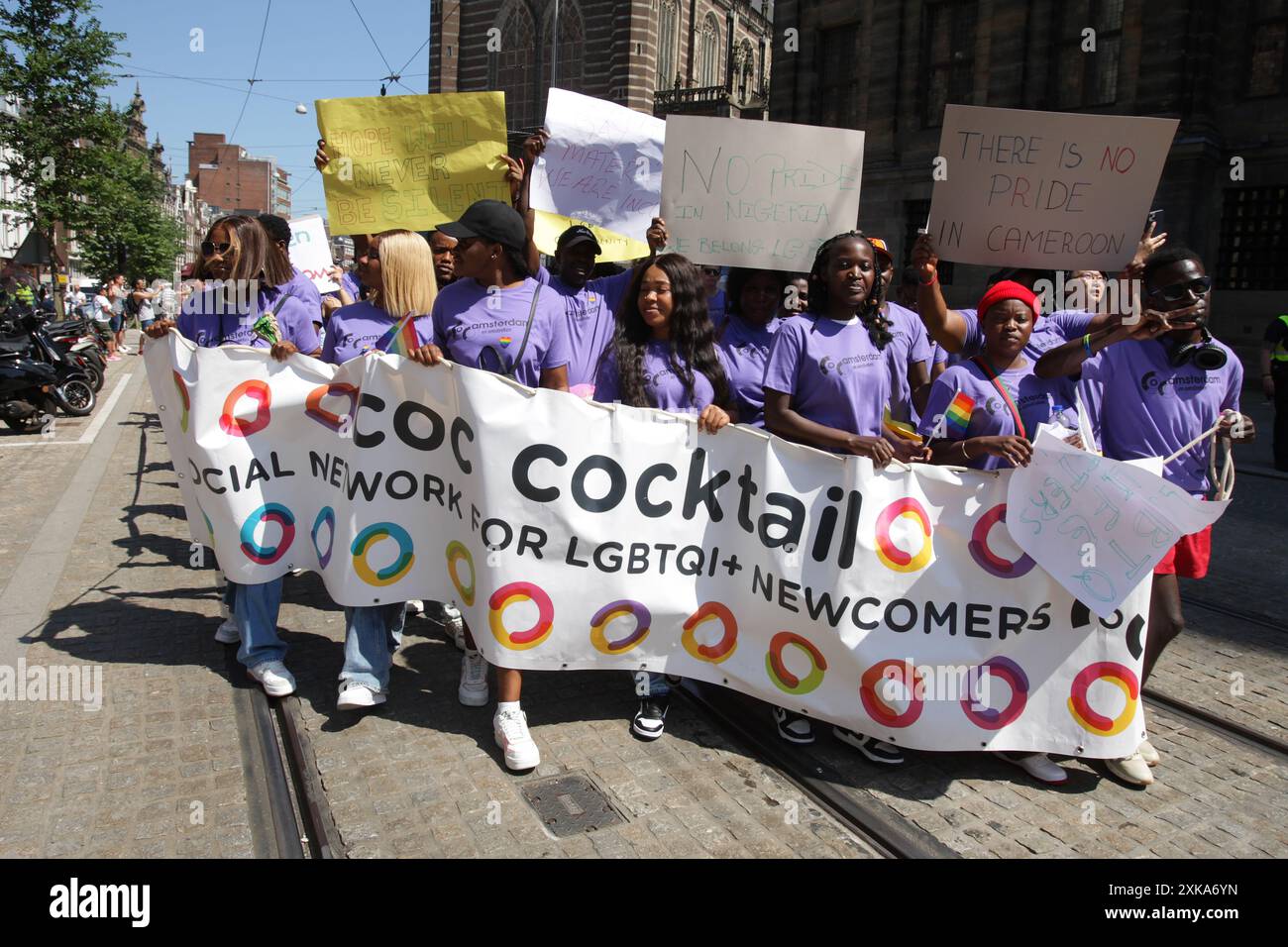 Des militants et sympathisants LGBTQ+ prennent part à la manifestation Pride Walk le 20 juillet 2024 à Amsterdam, aux pays-Bas. La communauté LGBTQ+ et les supporters pro Banque D'Images