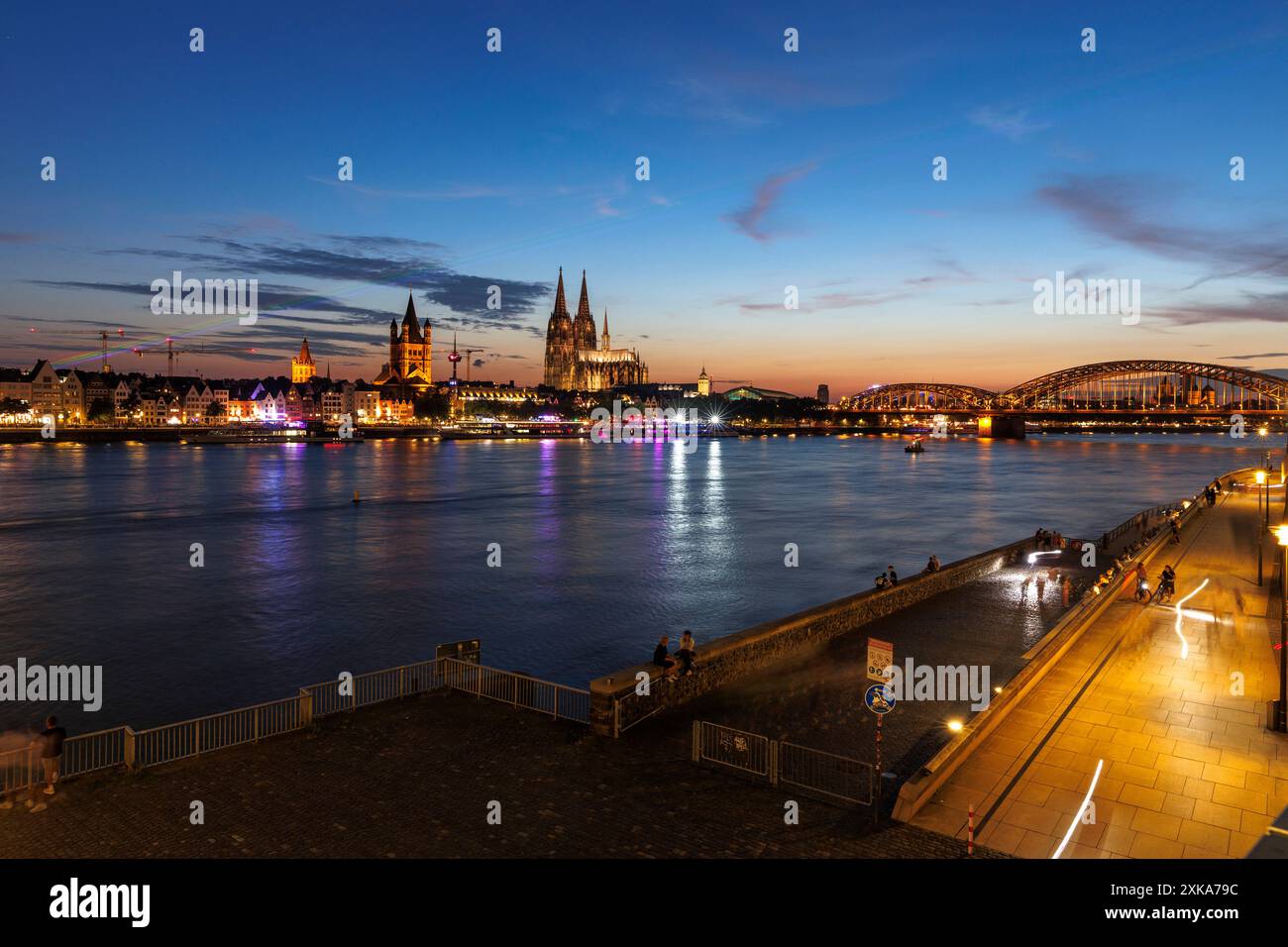 Vue sur le Rhin jusqu'à la vieille ville avec l'église Gross équipé Martin et la cathédrale, pont Hohenzollern, Cologne, Allemagne. Blick ueber den Rhein zur A Banque D'Images