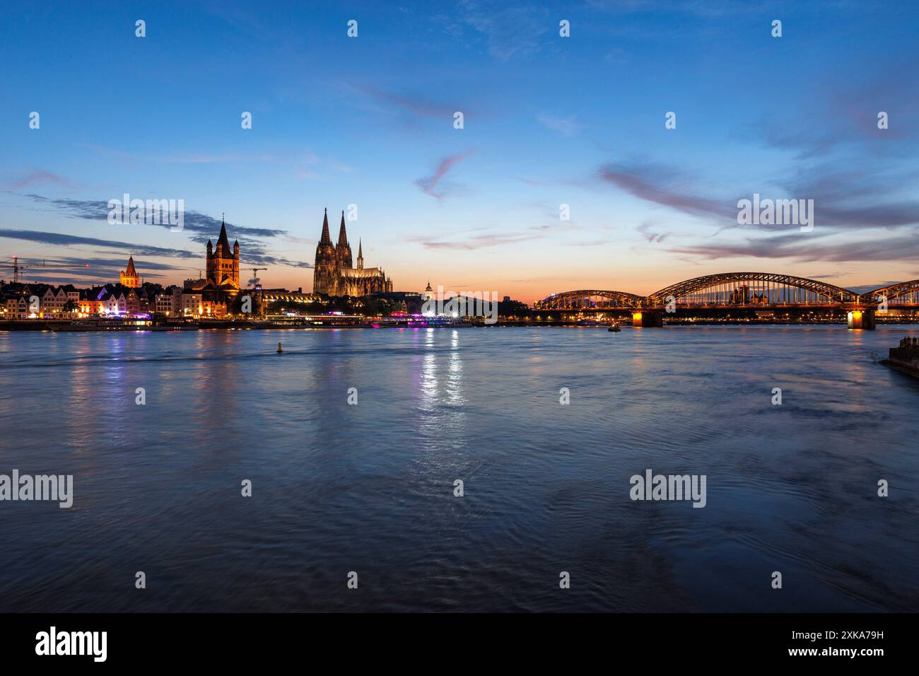 Vue sur le Rhin jusqu'à la vieille ville avec l'église Gross équipé Martin et la cathédrale, pont Hohenzollern, Cologne, Allemagne. Blick ueber den Rhein zur A Banque D'Images