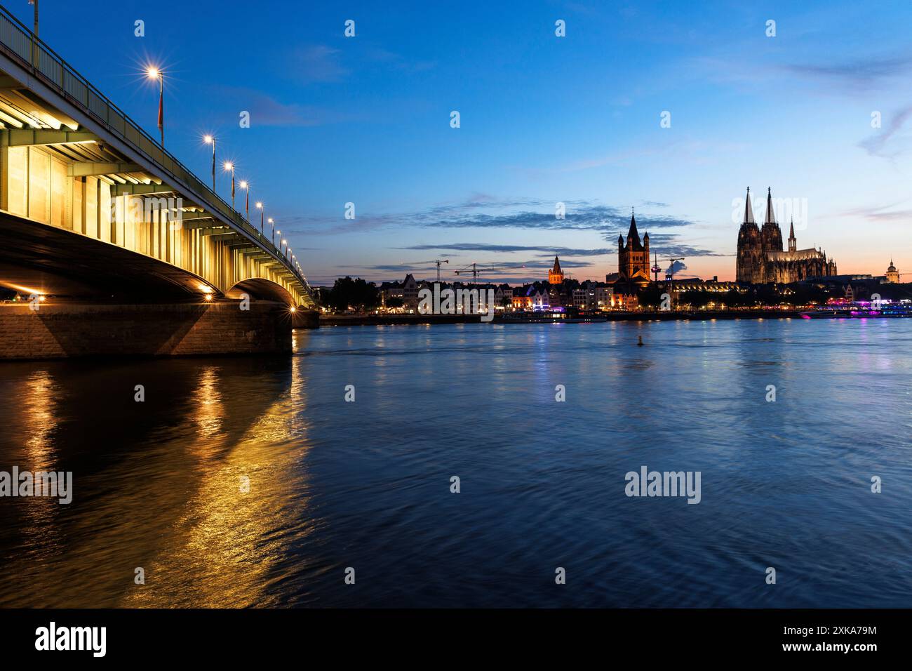 Pont Deutzer, vue sur le Rhin jusqu'à la vieille ville avec l'église Gross-Martin et la cathédrale, Cologne, Allemagne. Deutzer Bruecke, Blick ueber den Banque D'Images