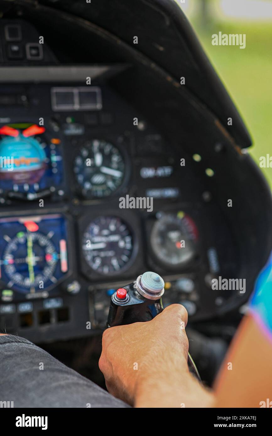 Le pilote se prépare au décollage, tenant les commandes à l'intérieur du cockpit d'un hélicoptère. Banque D'Images