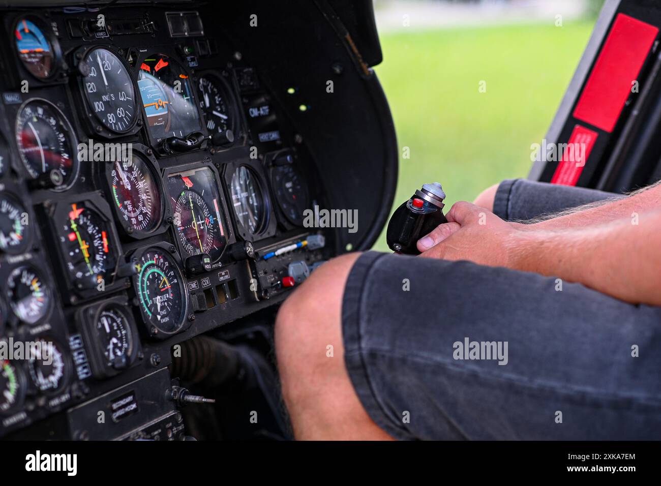 Le pilote se prépare au décollage, tenant les commandes à l'intérieur du cockpit d'un hélicoptère. Banque D'Images