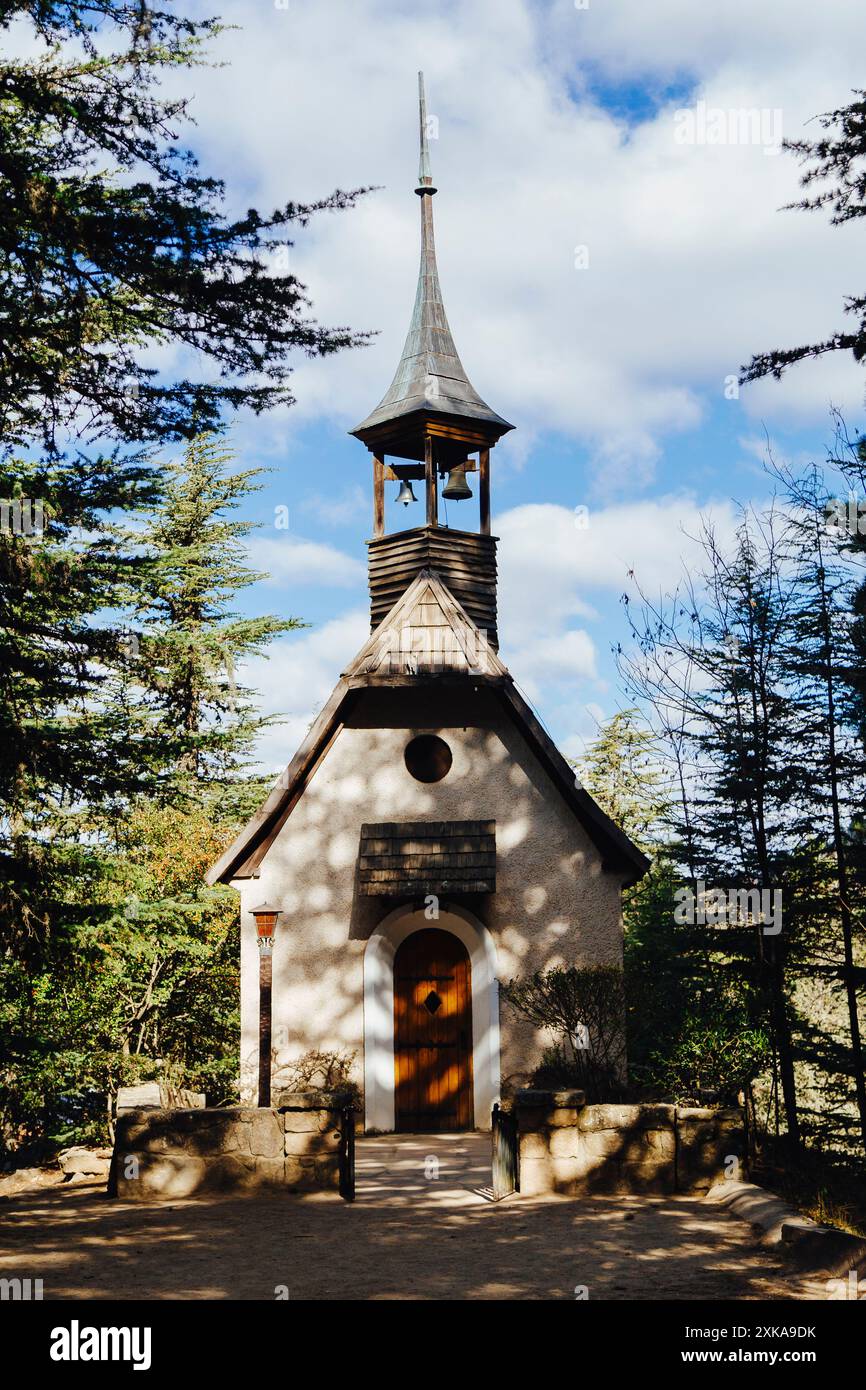 La Cumbrecita, Córdoba, Argentine - 21 juillet 2024. Chapelle œcuménique. Belle petite église au sommet d'une colline au milieu de la forêt. Banque D'Images