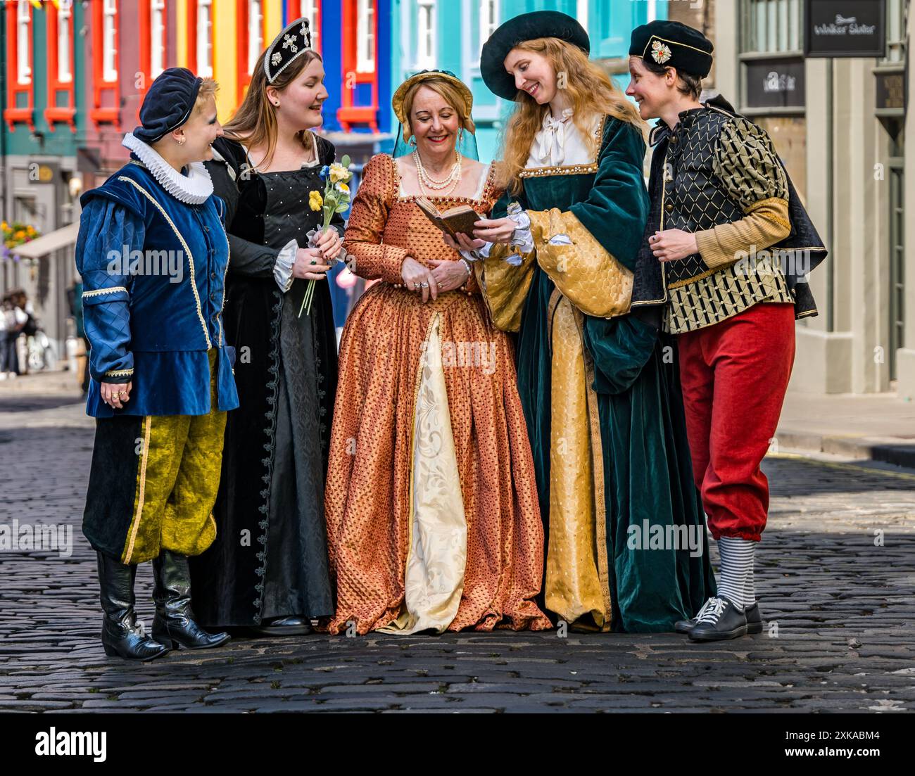 Les membres du personnel s'habillent en costume d'époque pour lancer l'exposition Renaissance, Bibliothèque nationale d'Écosse, Édimbourg, Royaume-Uni Banque D'Images