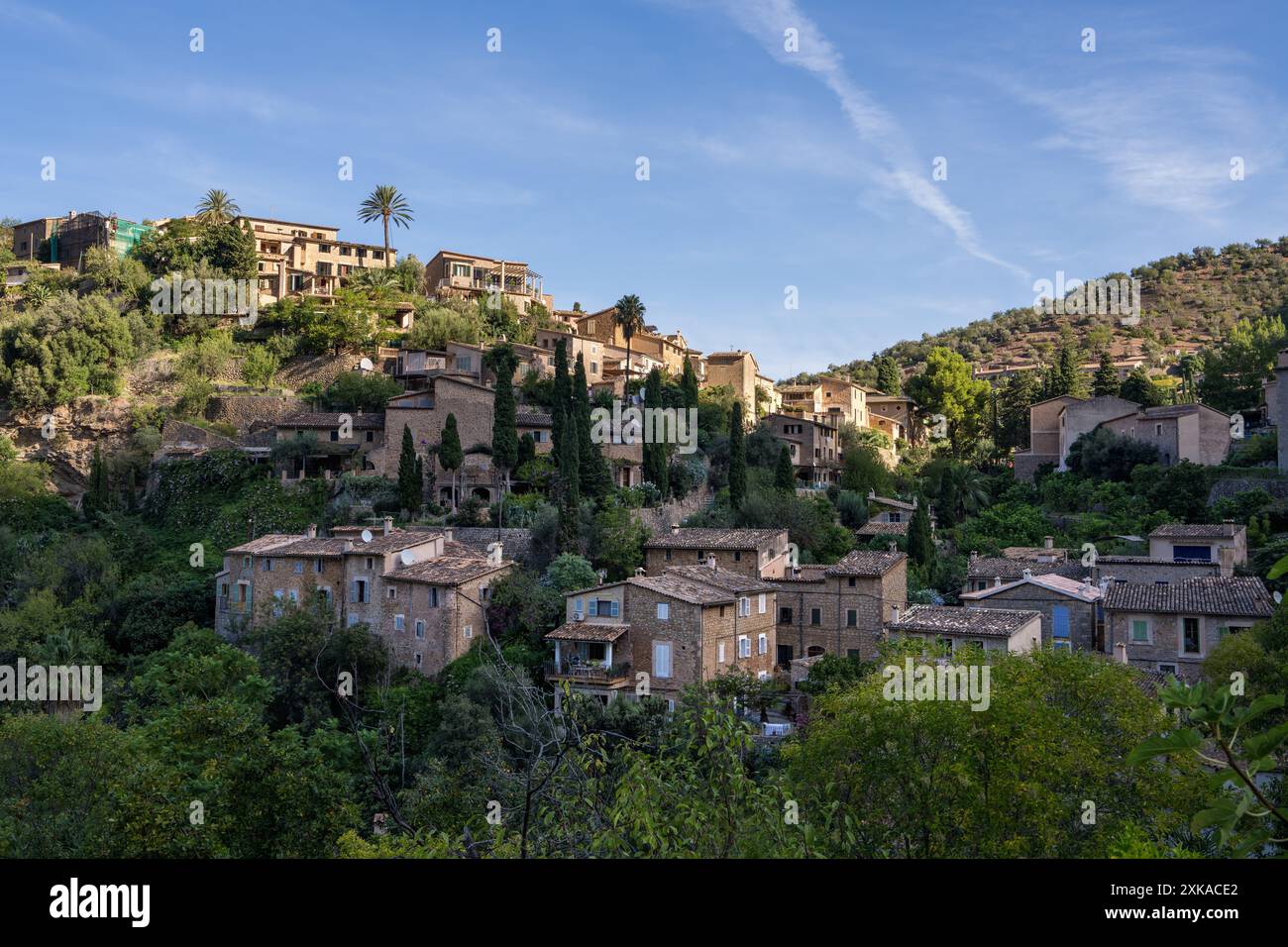 Superbe paysage urbain du petit village côtier de Deia à Majorque, Espagne. Maisons traditionnelles mitoyennes sur des collines entourées d'arbres verdoyants. Touriste de Banque D'Images