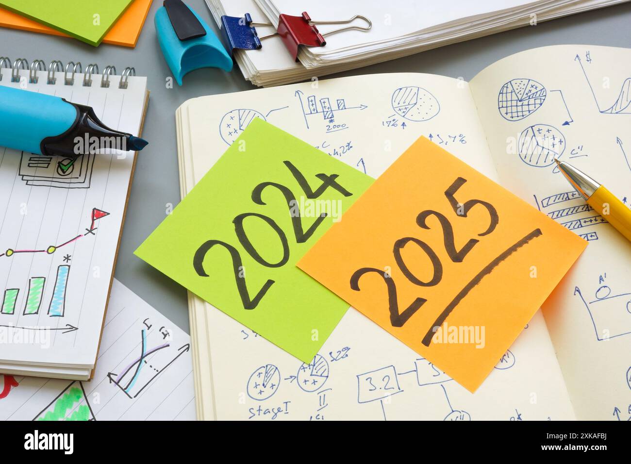 Cahiers d'affaires avec plans financiers pour 2024 et 2025. Banque D'Images