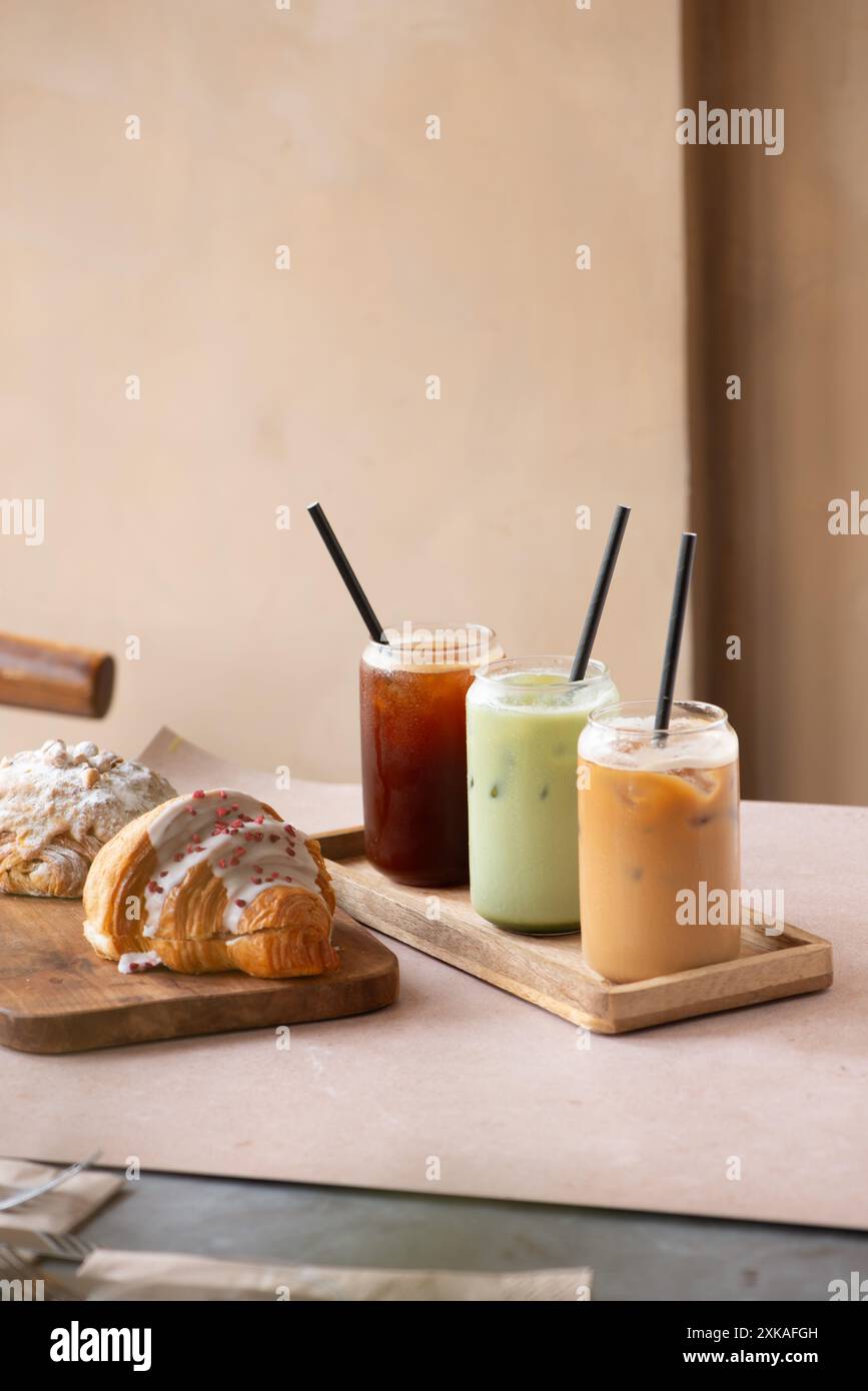 Sélection de café glacé et de matcha sur une table de café. Concept minimaliste. Banque D'Images