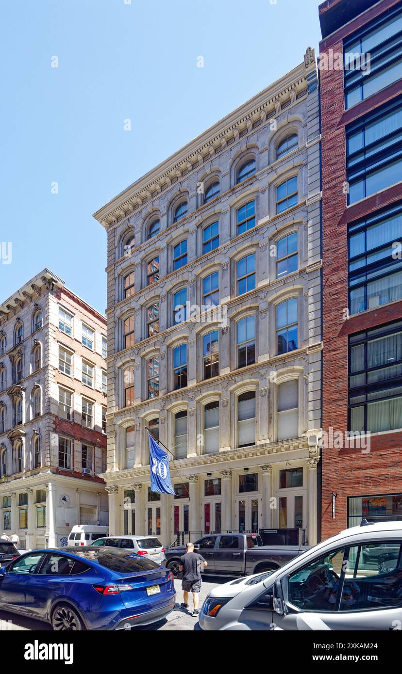 NYC Chinatown : 80 White Street, qui fait partie du Tribeca East Historic District, est un loft en fonte et marbre blanc bien conservé. Banque D'Images