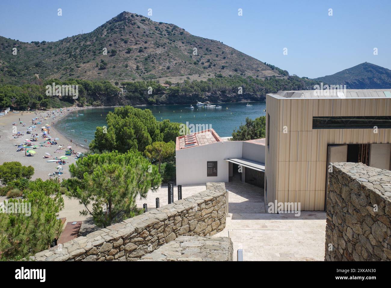 Roses, Espagne - 20 juillet 2024 : vue sur Cala Montjoi depuis les terrasses du restaurant El Bulli, Costa Brava Banque D'Images