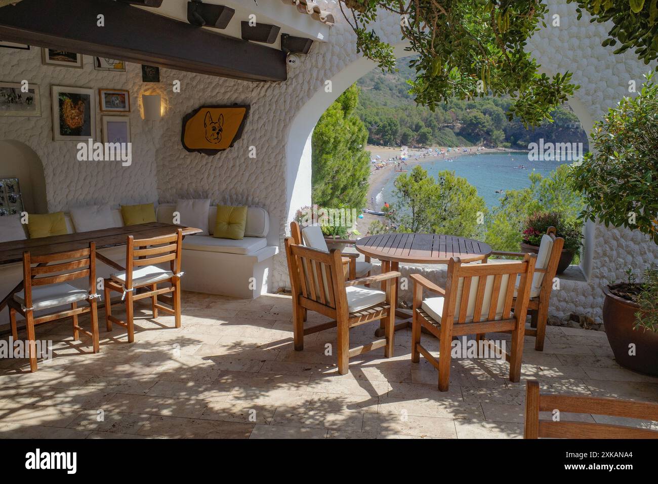 Roses, Espagne - 20 juillet 2024 : tables sur la terrasse du restaurant El Bulli, Cala Montjoi, Costa Brava Banque D'Images