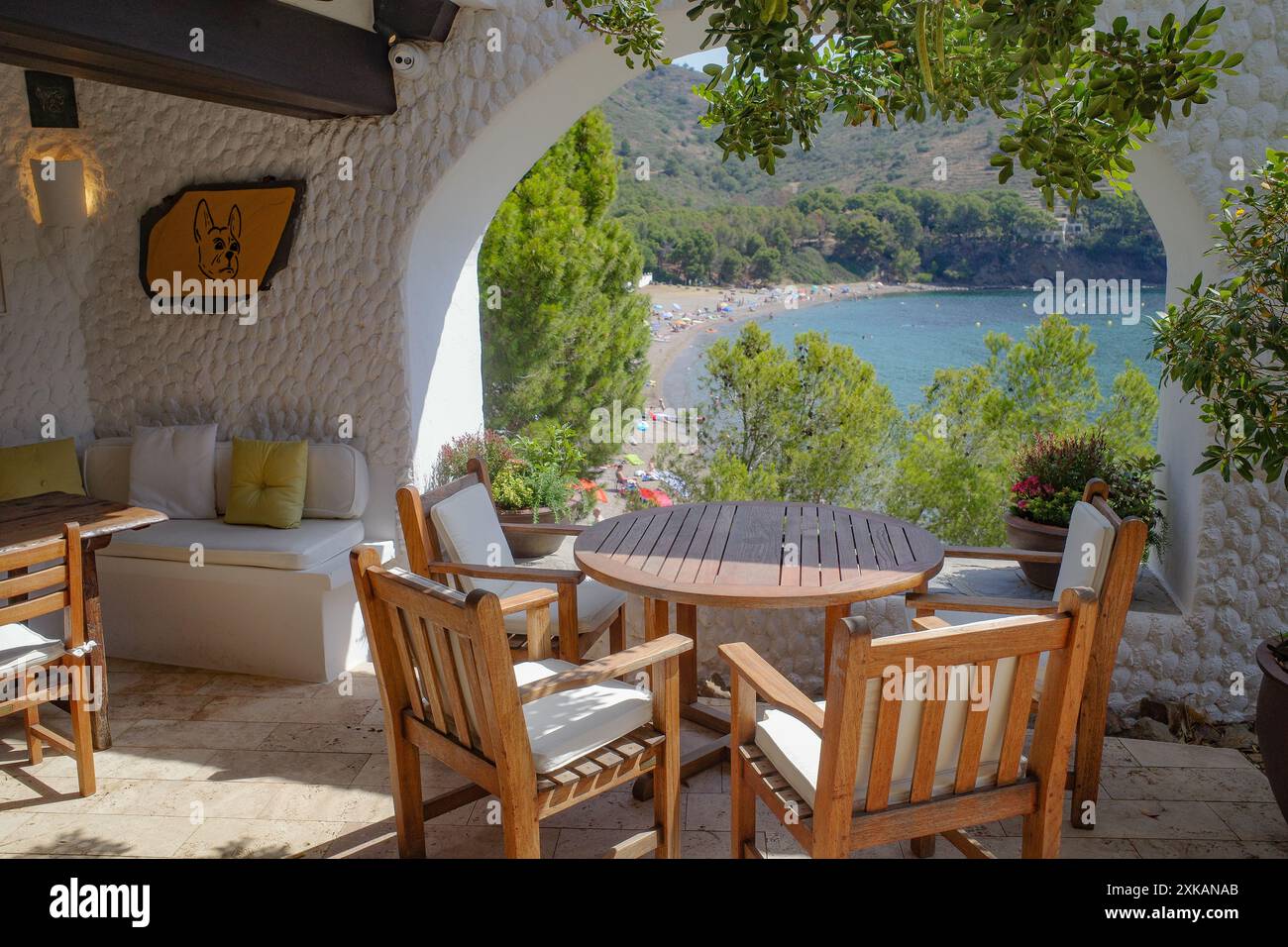 Roses, Espagne - 20 juillet 2024 : tables sur la terrasse du restaurant El Bulli, Cala Montjoi, Costa Brava Banque D'Images