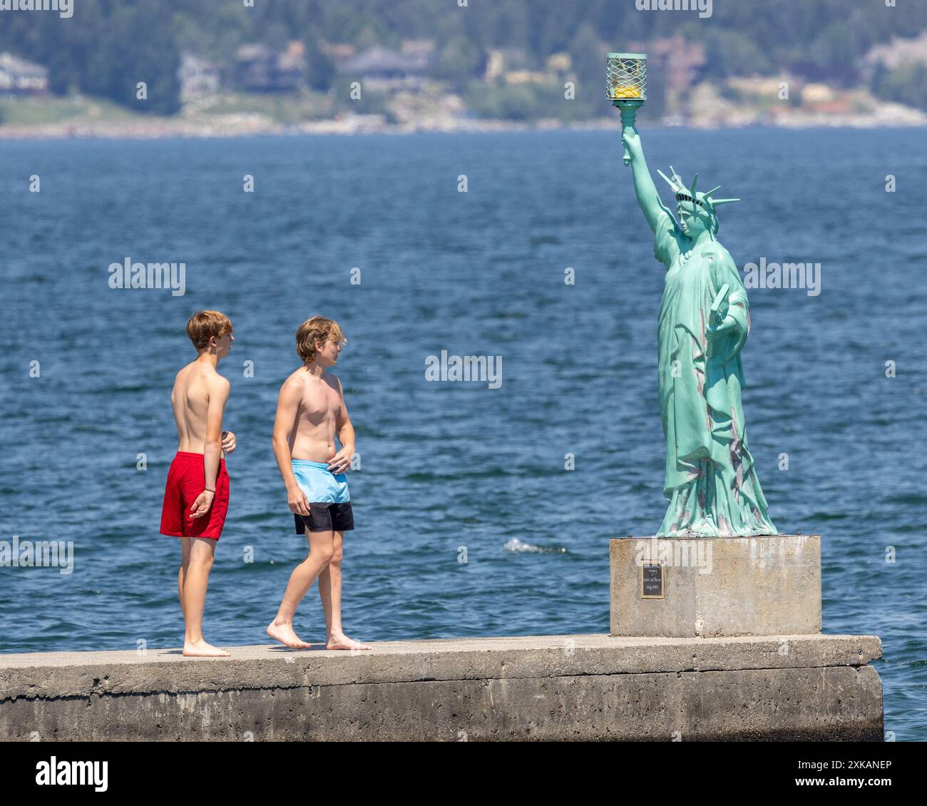 Deux nageurs regardant la réplique de la Statue de la liberté, Sandpoint Idaho Banque D'Images