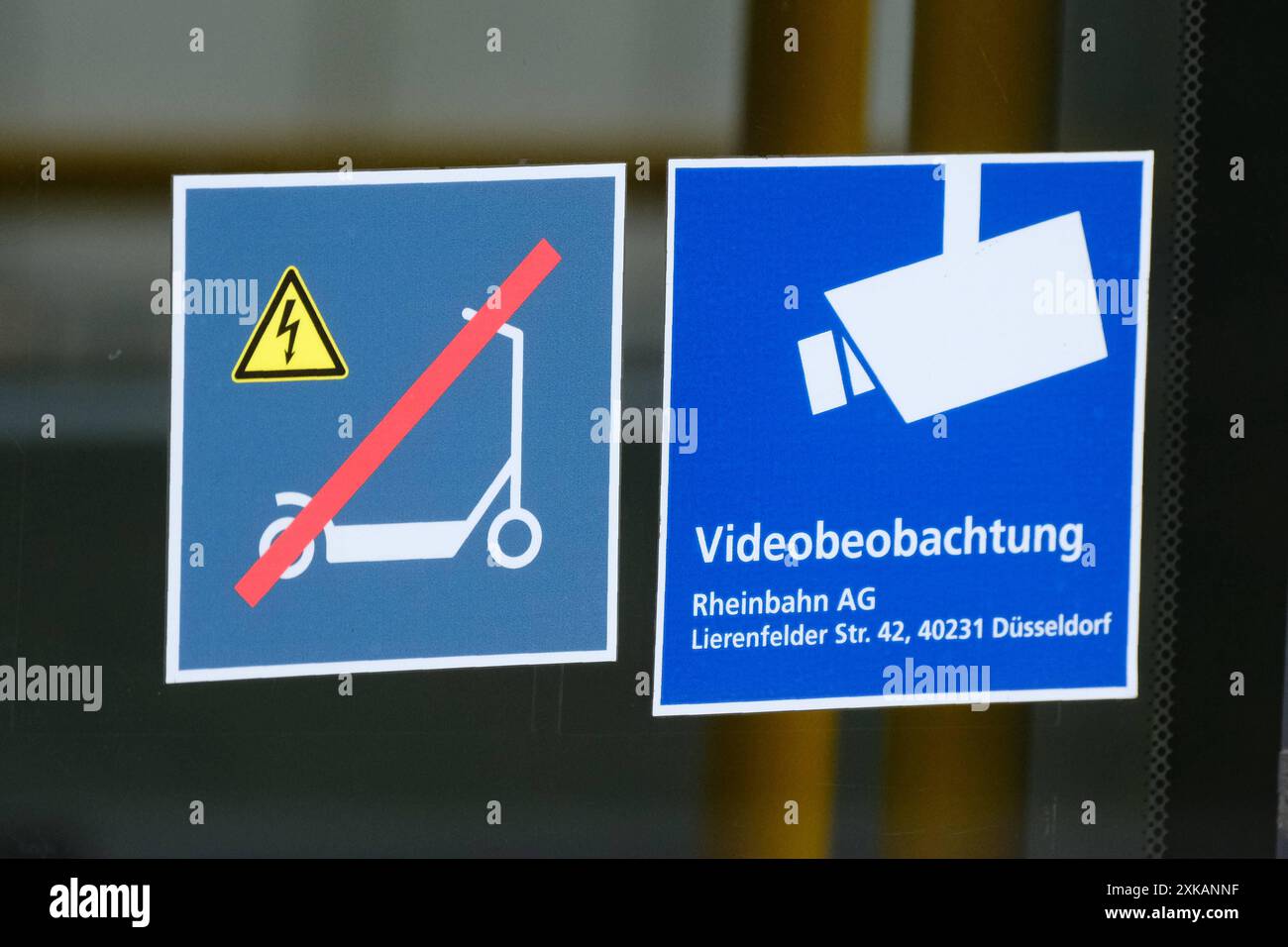 Düsseldorf 22.07.2024 U-Bahn-Haltestelle Rheinbahn Strassenbahn Tram ÖPNV Verbot E-Scooter Elektroscooter Explosionsgefahr Lithiumakkus Gefahrenabwehr Videokamera Videokameras Video Kamera öffentliche Gesichtserkennung Überwachung Sicherheit Sicherheitsbehörde Gefahrenabwehr Beleuchtung Infrarot Detektor Sensoren Sensor Bewegungsmelder Wärmesensoren Wärmesensor öffentlicher Raum Rech Überwachungsstaat Kriminalitätsbrennpunkt Düsseldorf Düsseldorf Banque D'Images