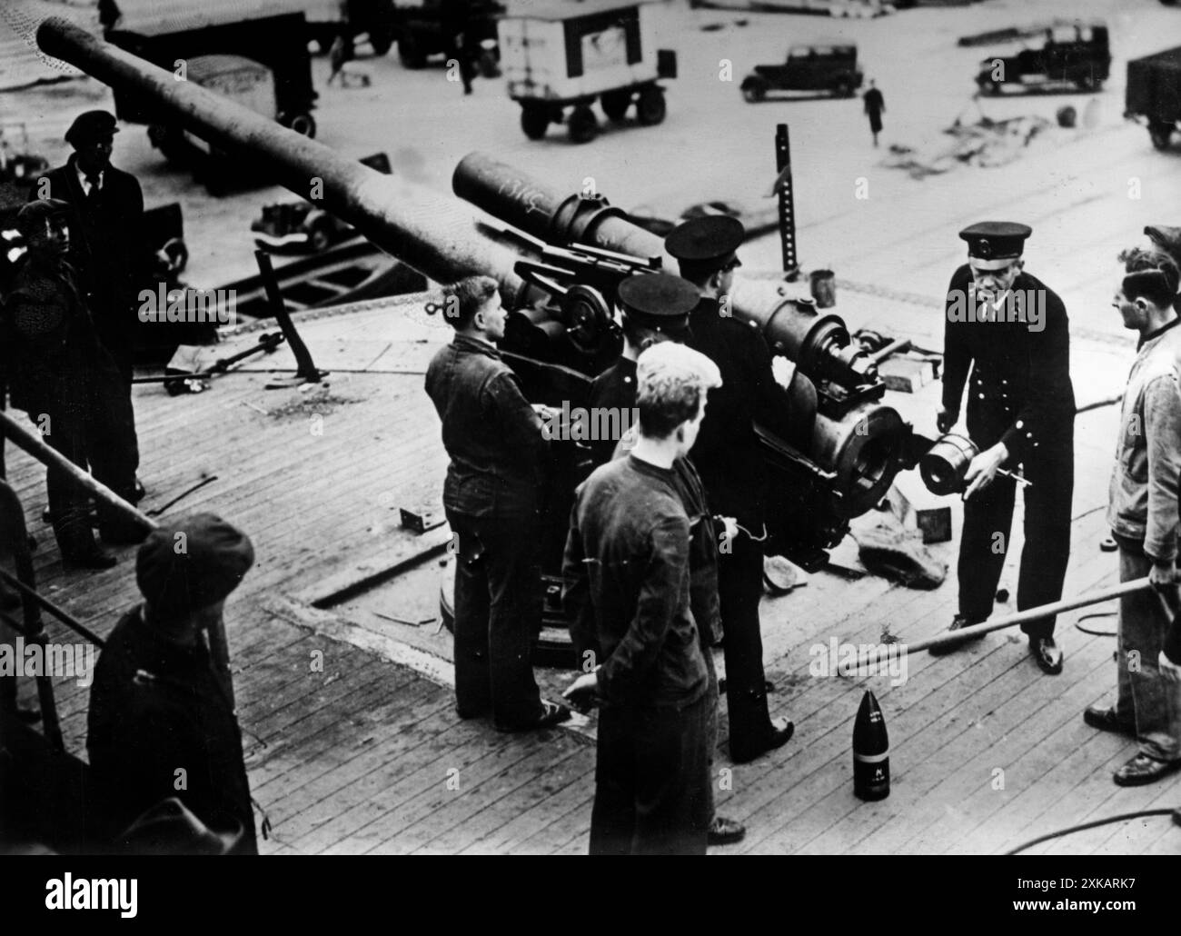Un officier de la marine britannique forme les marins sur un canon du type monté sur les navires marchands pour se défendre contre les sous-marins. [traduction automatique] Banque D'Images