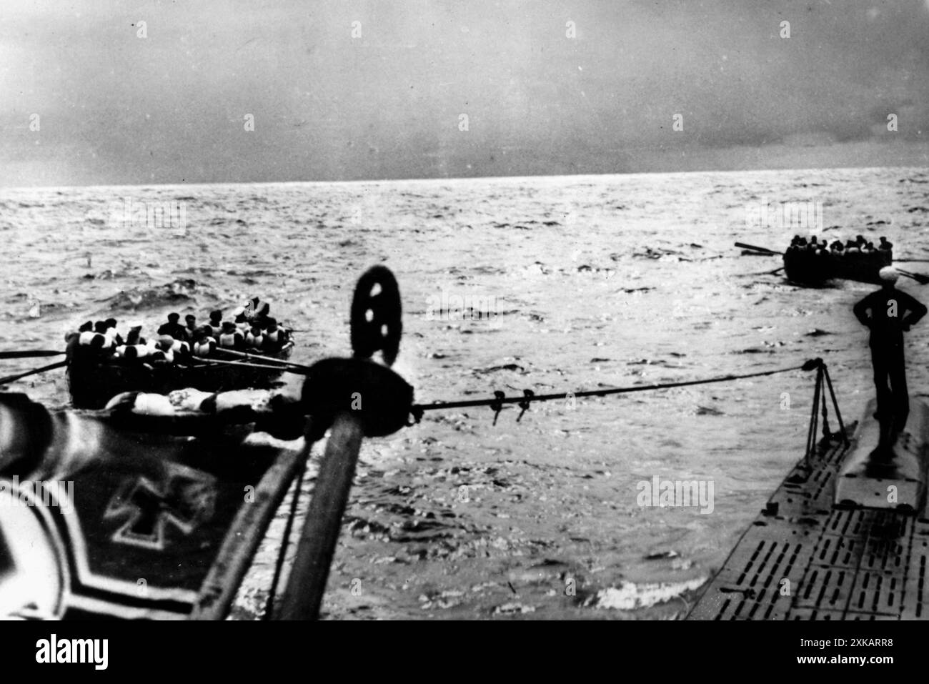 Après qu'un sous-marin allemand ait coulé un pétrolier britannique, il fournit une assistance à l'équipage nageant dans des canots de sauvetage. Photo : Lassen [traduction automatique] Banque D'Images