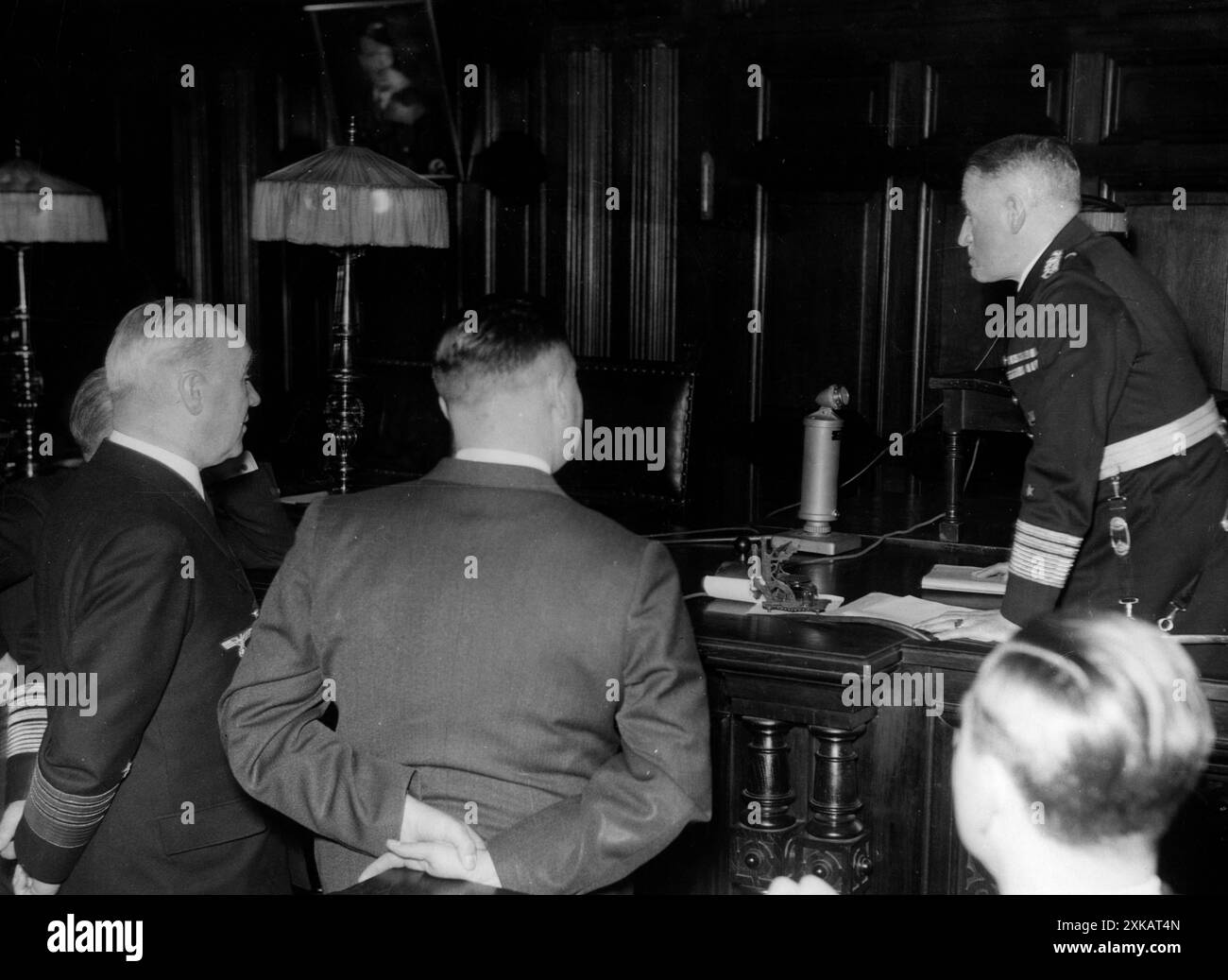 Première séance publique du Prisenhof dans la salle d'audience du jury du bâtiment de la justice pénale à Hambourg. De gauche à droite : Reichskommiaar à l'Oberprisenhof à Berlin l'amiral Walter Gladisch, Gauleiter Karl Kaufmann et Reichkommissar à l'Oberprisenhof Hamburg Vice-amiral Alexander Werth. [traduction automatique] Banque D'Images