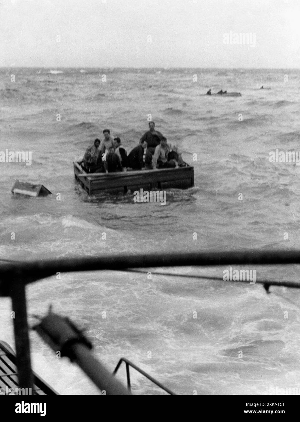 Un sous-marin allemand sauve des marins britanniques dans l'Atlantique. [traduction automatique] Banque D'Images