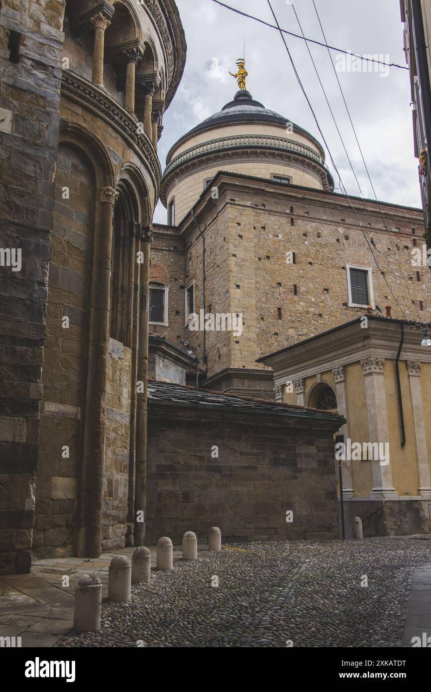 Une belle vue sur la célèbre statue d'or de Saint Alexandre de Bergame sur le dôme de l'historique Duomo de Bergame - Cathédrale - à Citta Alta. Banque D'Images