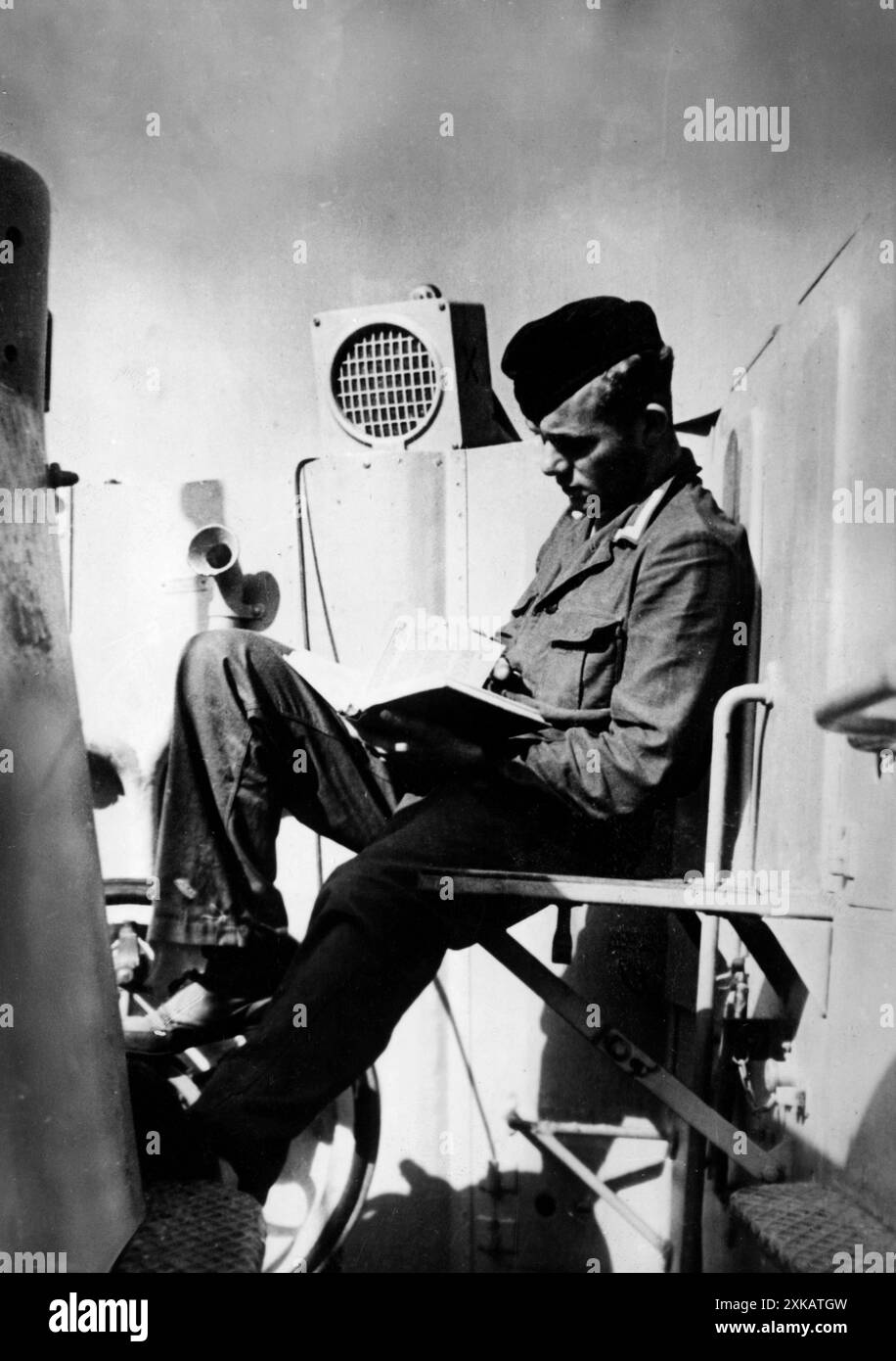 Un membre de l'équipage du sous-marin lit un livre dans la tour d'un sous-marin dans le port de Lorient. Photo : Tölle. [traduction automatique] Banque D'Images
