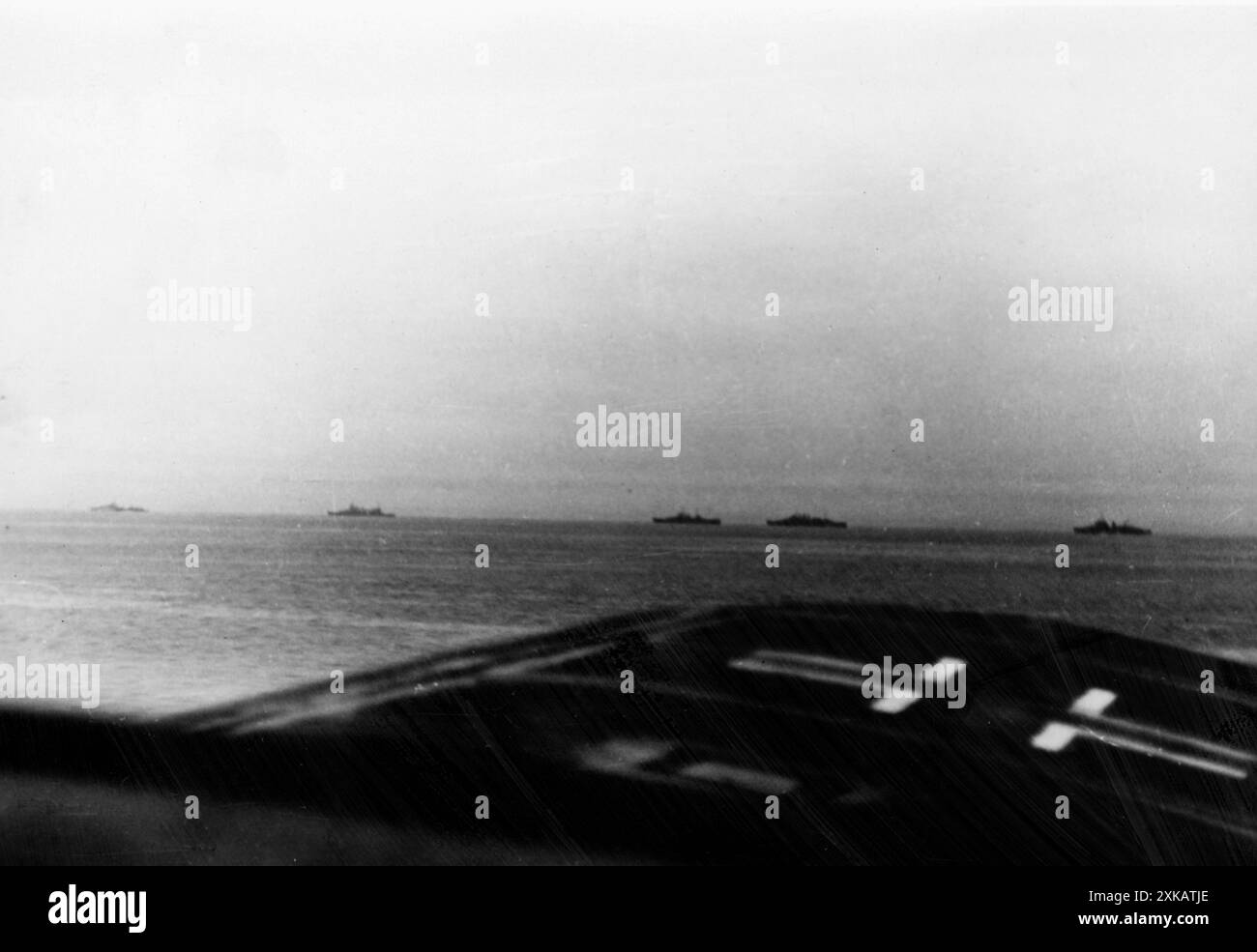 Navires du convoi PQ17 de la mer polaire dans la mer de Barents photographiés depuis un avion de commandement et de contrôle allemand. Photo : Hebenstreit [traduction automatique] Banque D'Images