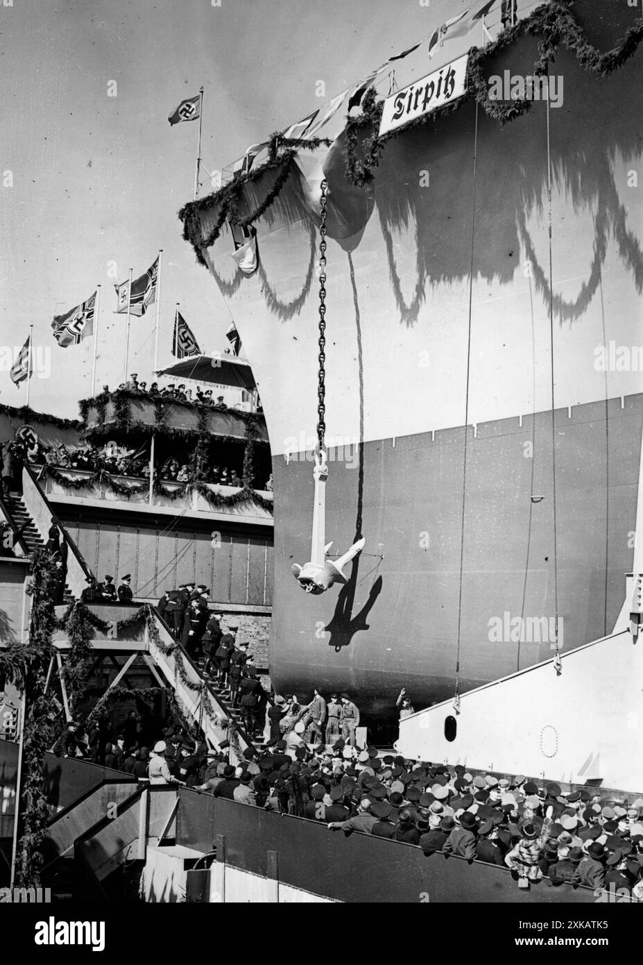 «Le cuirassé allemand ''Tirpitz'' : lancement au chantier naval Kriegsmarinewerft à Wilhelmshaven. Vue de la chaire de baptême. [traduction automatique]' Banque D'Images