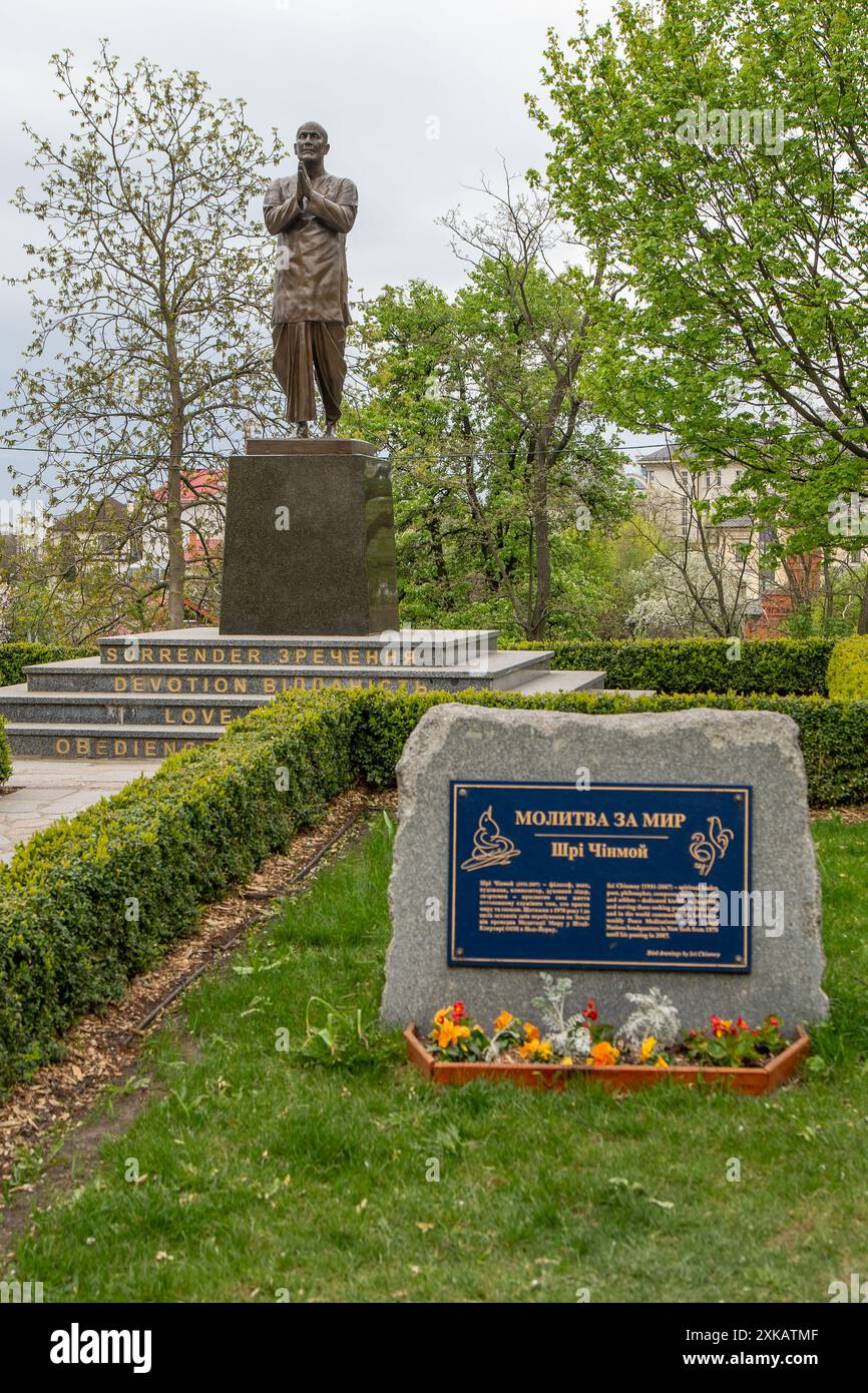 Gourou indien Sri Chinmoy. Prière pour la paix. Ganapati Kumar Ghose. Monument. Ukraine, Kiev - 15 avril 2024. Banque D'Images