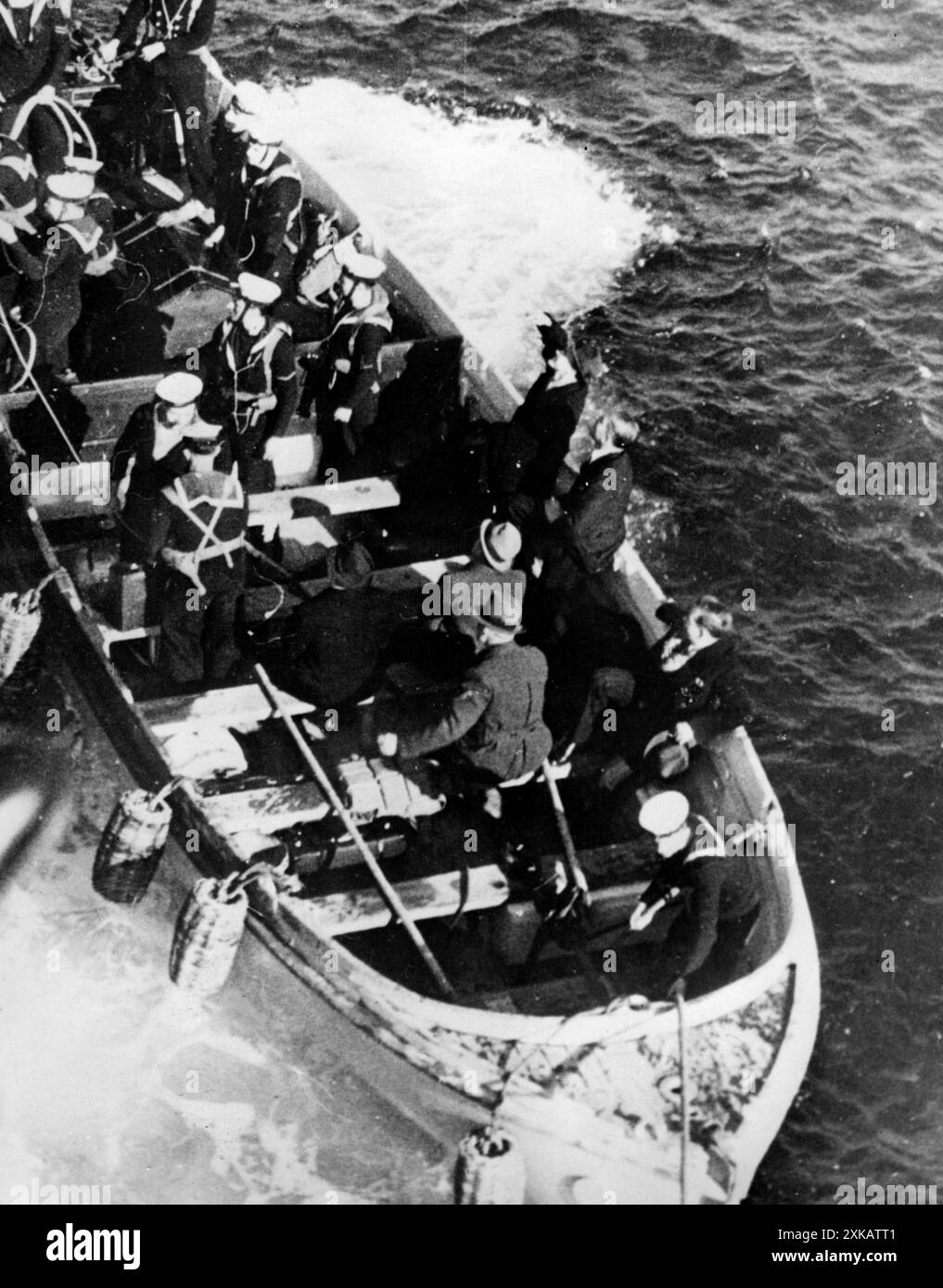 Lors de l'incident de l'Asama Maru, le navire à passagers japonais Asama Maru a été arrêté au large des côtes japonaises par le croiseur britannique HMS Liverpool et 21 des passagers allemands à bord ont été faits prisonniers. La photo montre les passagers en train de quitter l'Asama Maru. Les soldats dans le canot de sauvetage appartiennent à l'équipage du Liverpool. [traduction automatique] Banque D'Images