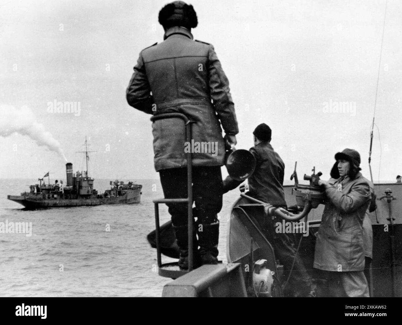 Le commandant d'un navire de guerre allemand veut donner des ordres à un avant-poste par mégaphone. Photo : Boeckmann [traduction automatique] Banque D'Images
