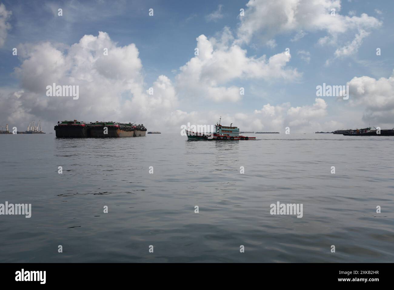 Remorqueurs et cargos amarrés dans la baie de Koh Sichang, centre de transport et attractions touristiques célèbres de la province de Chonburi, Thaïlande. Banque D'Images