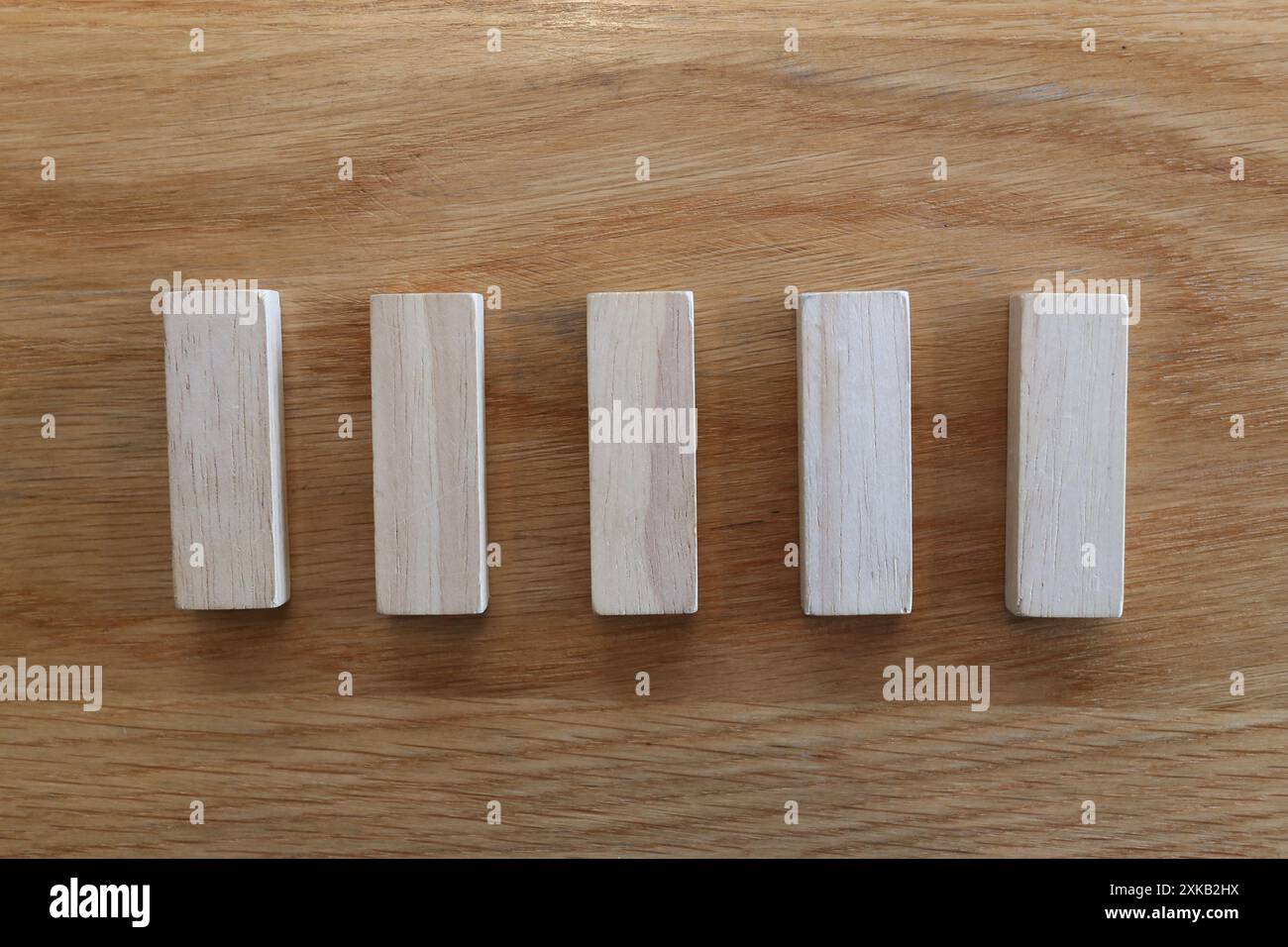 Cinq puzzles en bois disposés dans une rangée,Une idée d'entreprise ou de jouet à mettre dans votre travail. Banque D'Images