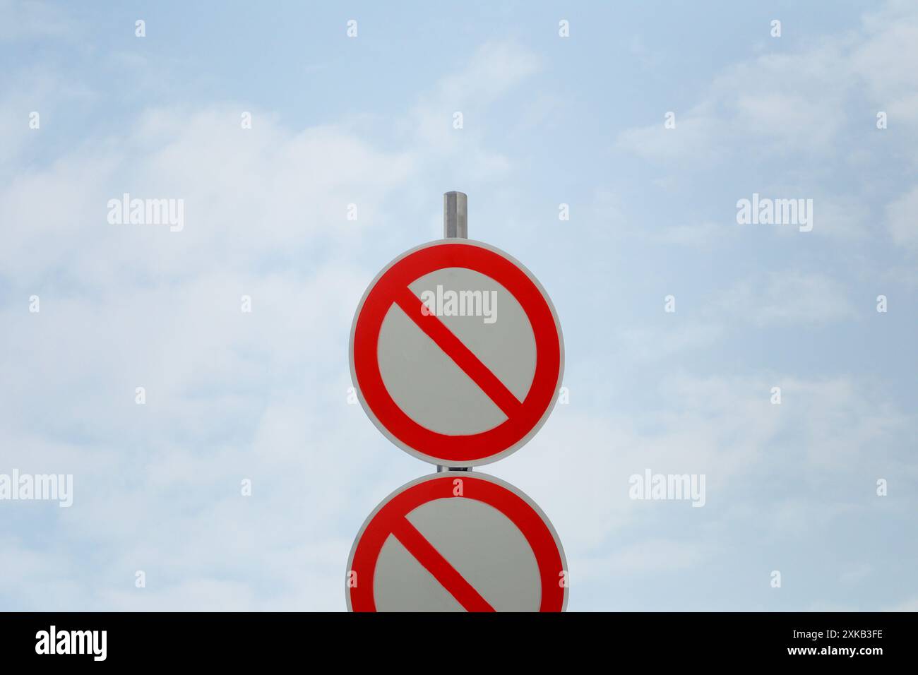 Signe d'avertissement sur fond de ciel bleu pour concevoir votre concept de travail. Banque D'Images