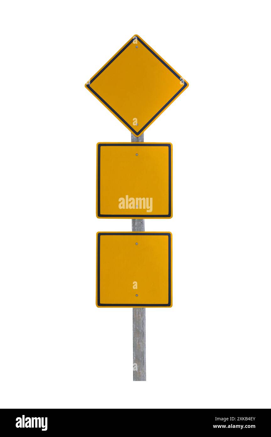 Un guide-tige ou un panneau de signalisation vierge est isolé sur fond blanc et possède des chemins de coupure. Banque D'Images