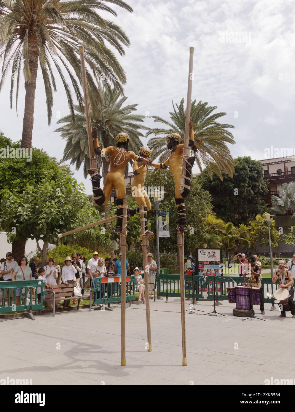 Las Palmas de Gran Canaria, Espagne - le 20 juillet 2024 : le jeu d'équilibrage des pilotis Afuma du Togo donne un spectacle dans le parc public Parque Doramas Banque D'Images